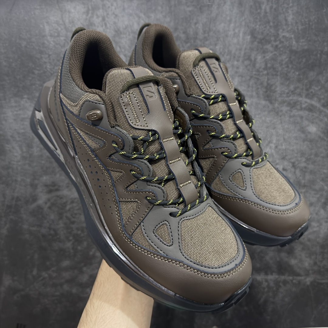 【巅峰版】SALOMON萨洛蒙 ODYSSEY ELMT LOW LTR 柔软舒适 耐磨透气轻便 低帮 生活休闲鞋 男女同款 雷军同款 棕色 476757 纯原外贸平台特供订单 耗时半年巨作 全套原纸板楦头开发 原厂特供网布配套加持 确保原汁原味 完美呈现版型 原档数据独家私模五层组合大底 原装Ortholite轻量化鞋垫 中底布带钢印编号 原厂TPU锁扣 进口港宝加持 后跟自然饱满 还原公司包裹性 鞋面以“锯齿”状的包裹系统呈现 在基色底之下加入了各种色点缀 将公司的最新技术和时尚前卫的造型融入耐用的长跑款式中 鞋面由 TPU 薄膜制成 并焊接在高耐磨网眼上 使其既时尚又坚固 由 ACS底盘支撑 可增强稳定性和支撑力 以及由橡胶凸耳 Contragrip外底覆盖的 EVA 缓冲中底 旨在应对崎岖的地形 鞋舌上的彩色Salomon 标签、Quicklace 系统以及鞋头、鞋舌和鞋跟上的附加品牌使细节更加完美 让穿着者可以轻松驾驭户外与通勤下的任何运动生活场景 无缝鞋身户外随意纵横 颜值与脚感兼备 出街通勤 绝对非常吸睛 你值得拥有 尺码:36 36.5 37.5 38 38.5 39 40 40.5 41 42 42.5 43 44 44.5 45-选品中心