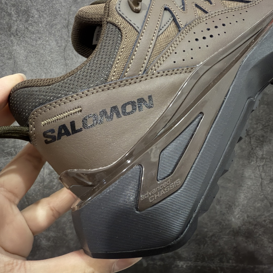 图片[3]-【巅峰版】SALOMON萨洛蒙 ODYSSEY ELMT LOW LTR 柔软舒适 耐磨透气轻便 低帮 生活休闲鞋 男女同款 雷军同款 棕色 476757 纯原外贸平台特供订单 耗时半年巨作 全套原纸板楦头开发 原厂特供网布配套加持 确保原汁原味 完美呈现版型 原档数据独家私模五层组合大底 原装Ortholite轻量化鞋垫 中底布带钢印编号 原厂TPU锁扣 进口港宝加持 后跟自然饱满 还原公司包裹性 鞋面以“锯齿”状的包裹系统呈现 在基色底之下加入了各种色点缀 将公司的最新技术和时尚前卫的造型融入耐用的长跑款式中 鞋面由 TPU 薄膜制成 并焊接在高耐磨网眼上 使其既时尚又坚固 由 ACS底盘支撑 可增强稳定性和支撑力 以及由橡胶凸耳 Contragrip外底覆盖的 EVA 缓冲中底 旨在应对崎岖的地形 鞋舌上的彩色Salomon 标签、Quicklace 系统以及鞋头、鞋舌和鞋跟上的附加品牌使细节更加完美 让穿着者可以轻松驾驭户外与通勤下的任何运动生活场景 无缝鞋身户外随意纵横 颜值与脚感兼备 出街通勤 绝对非常吸睛 你值得拥有 尺码：36 36.5 37.5 38 38.5 39 40 40.5 41 42 42.5 43 44 44.5 45-选品中心