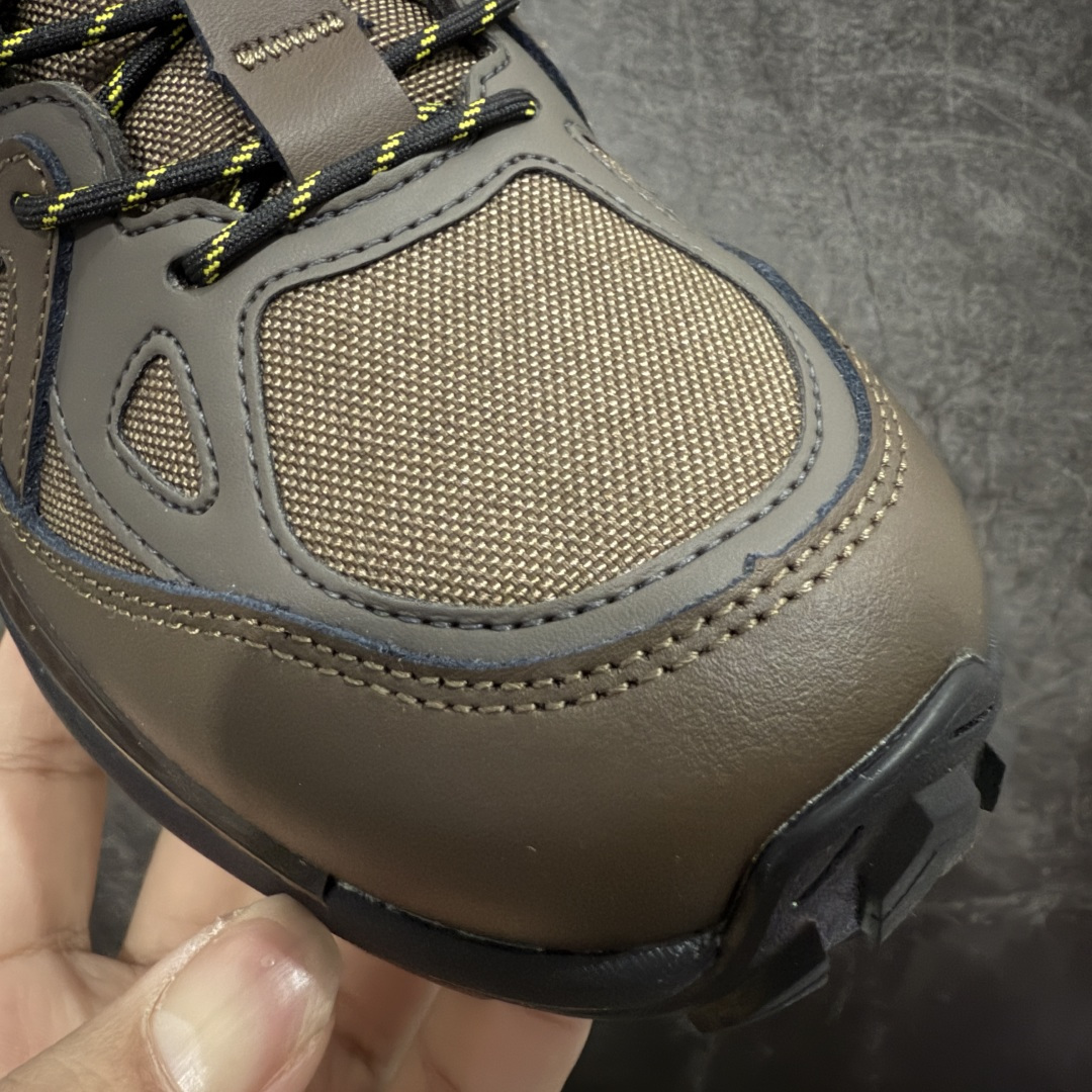 图片[5]-【巅峰版】SALOMON萨洛蒙 ODYSSEY ELMT LOW LTR 柔软舒适 耐磨透气轻便 低帮 生活休闲鞋 男女同款 雷军同款 棕色 476757 纯原外贸平台特供订单 耗时半年巨作 全套原纸板楦头开发 原厂特供网布配套加持 确保原汁原味 完美呈现版型 原档数据独家私模五层组合大底 原装Ortholite轻量化鞋垫 中底布带钢印编号 原厂TPU锁扣 进口港宝加持 后跟自然饱满 还原公司包裹性 鞋面以“锯齿”状的包裹系统呈现 在基色底之下加入了各种色点缀 将公司的最新技术和时尚前卫的造型融入耐用的长跑款式中 鞋面由 TPU 薄膜制成 并焊接在高耐磨网眼上 使其既时尚又坚固 由 ACS底盘支撑 可增强稳定性和支撑力 以及由橡胶凸耳 Contragrip外底覆盖的 EVA 缓冲中底 旨在应对崎岖的地形 鞋舌上的彩色Salomon 标签、Quicklace 系统以及鞋头、鞋舌和鞋跟上的附加品牌使细节更加完美 让穿着者可以轻松驾驭户外与通勤下的任何运动生活场景 无缝鞋身户外随意纵横 颜值与脚感兼备 出街通勤 绝对非常吸睛 你值得拥有 尺码：36 36.5 37.5 38 38.5 39 40 40.5 41 42 42.5 43 44 44.5 45-选品中心