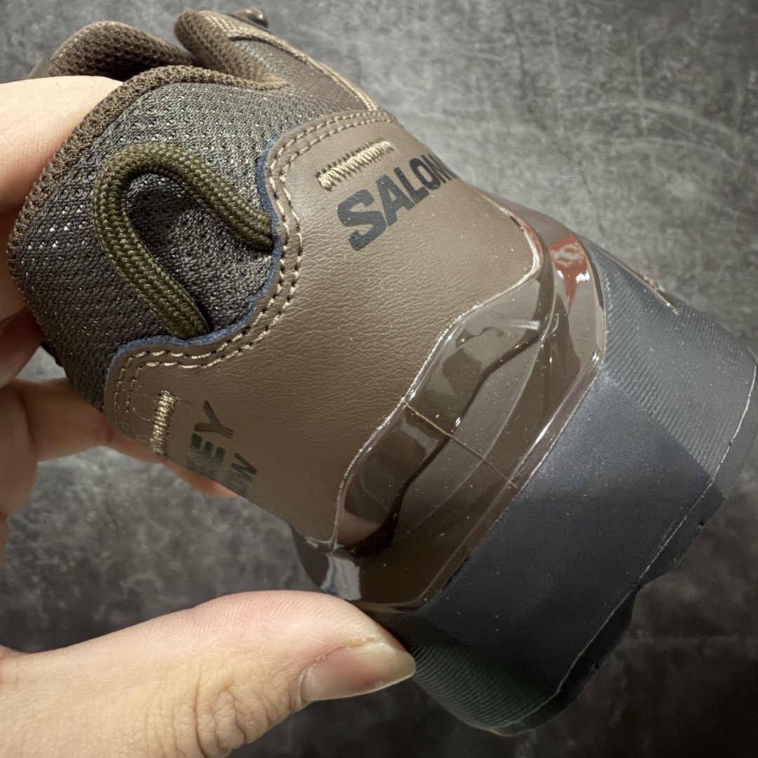 图片[2]-【巅峰版】SALOMON萨洛蒙 ODYSSEY ELMT LOW LTR 柔软舒适 耐磨透气轻便 低帮 生活休闲鞋 男女同款 雷军同款 棕色 476757 纯原外贸平台特供订单 耗时半年巨作 全套原纸板楦头开发 原厂特供网布配套加持 确保原汁原味 完美呈现版型 原档数据独家私模五层组合大底 原装Ortholite轻量化鞋垫 中底布带钢印编号 原厂TPU锁扣 进口港宝加持 后跟自然饱满 还原公司包裹性 鞋面以“锯齿”状的包裹系统呈现 在基色底之下加入了各种色点缀 将公司的最新技术和时尚前卫的造型融入耐用的长跑款式中 鞋面由 TPU 薄膜制成 并焊接在高耐磨网眼上 使其既时尚又坚固 由 ACS底盘支撑 可增强稳定性和支撑力 以及由橡胶凸耳 Contragrip外底覆盖的 EVA 缓冲中底 旨在应对崎岖的地形 鞋舌上的彩色Salomon 标签、Quicklace 系统以及鞋头、鞋舌和鞋跟上的附加品牌使细节更加完美 让穿着者可以轻松驾驭户外与通勤下的任何运动生活场景 无缝鞋身户外随意纵横 颜值与脚感兼备 出街通勤 绝对非常吸睛 你值得拥有 尺码：36 36.5 37.5 38 38.5 39 40 40.5 41 42 42.5 43 44 44.5 45-选品中心