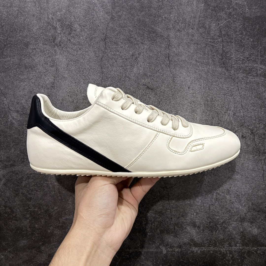 【佛山超A版】2025 Rick Owens Minimal 欧文斯新款情侣款复古板鞋黑暗系 休闲运动鞋 原版购入开发 做货 掌握时尚的默契，采用全粒面小牛皮，散发出品质与独特设计的高级光芒。每一寸的小牛皮，都是奢华的代名词，触感柔软，充满贵族气息。这不仅仅是一款材质，更是对时尚品位的完美追求。搭配你的潮流穿搭，瞬间让整体品质提升。 鞋面：原版定制进口反绒皮➕粒面小牛皮 内里：进口丝绸羊皮 大底：原版开模橡胶大底 尺码：39-45-选品中心