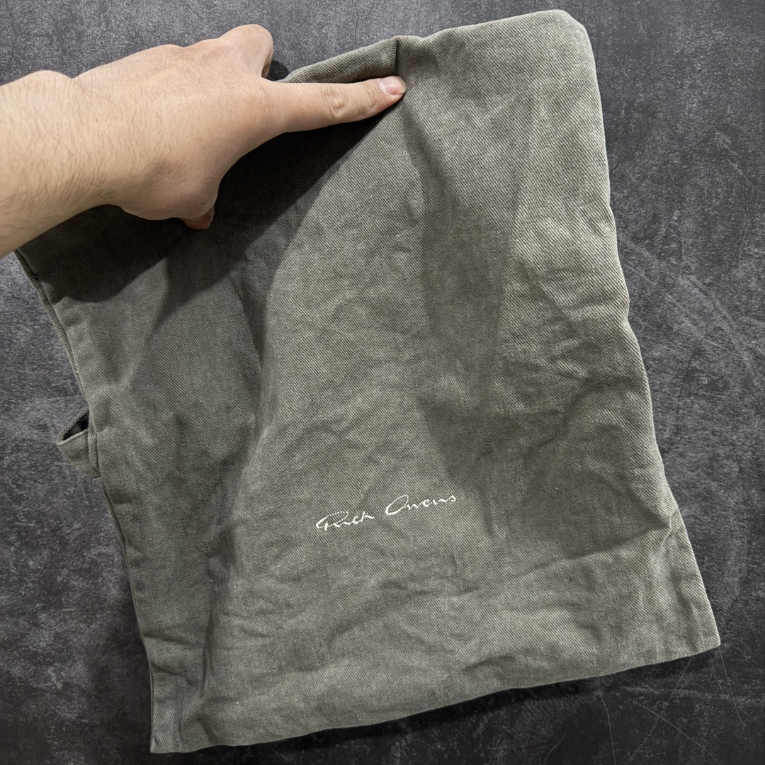 图片[9]-【佛山超A版】2025 Rick Owens Minimal 欧文斯新款情侣款复古板鞋黑暗系 休闲运动鞋 原版购入开发 做货 掌握时尚的默契，采用全粒面小牛皮，散发出品质与独特设计的高级光芒。每一寸的小牛皮，都是奢华的代名词，触感柔软，充满贵族气息。这不仅仅是一款材质，更是对时尚品位的完美追求。搭配你的潮流穿搭，瞬间让整体品质提升。 鞋面：原版定制进口反绒皮➕粒面小牛皮 内里：进口丝绸羊皮 大底：原版开模橡胶大底 尺码：39-45-选品中心