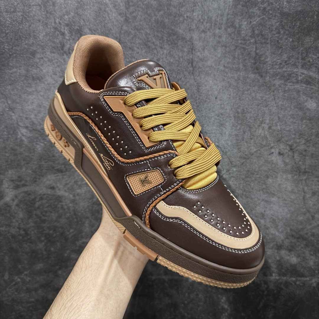 图片[3]-【莞产YS版本】Louis Vuitton Trainer lv时装走秀运动鞋 完美鞋型超高的清洁度 零毛边线头瑕疵 全套原楦原纸版原鞋开模 全网最具灵魂的版型 正确原装黄色鞋盒 正确中底印花 鞋面印花3D高频深度立体 全鞋电脑针车 紧密相连 针距密度一致 环保乳胶注塑鞋垫 厚度脚感还原原版 皮面裁剪部位 统一油边封口工艺 原装橡胶大底含胶量大底组合零偏差 专柜全套包装 防尘袋 说明书 质保卡 男女鞋 尺码： 39 40 41 42 43 44 45-选品中心