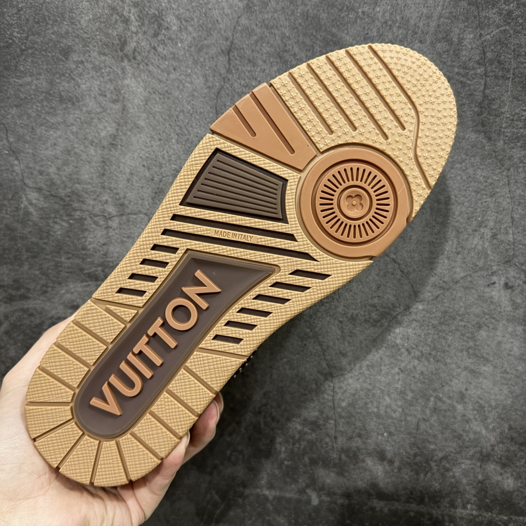 图片[9]-【莞产YS版本】Louis Vuitton Trainer lv时装走秀运动鞋 完美鞋型超高的清洁度 零毛边线头瑕疵 全套原楦原纸版原鞋开模 全网最具灵魂的版型 正确原装黄色鞋盒 正确中底印花 鞋面印花3D高频深度立体 全鞋电脑针车 紧密相连 针距密度一致 环保乳胶注塑鞋垫 厚度脚感还原原版 皮面裁剪部位 统一油边封口工艺 原装橡胶大底含胶量大底组合零偏差 专柜全套包装 防尘袋 说明书 质保卡 男女鞋 尺码： 39 40 41 42 43 44 45-选品中心