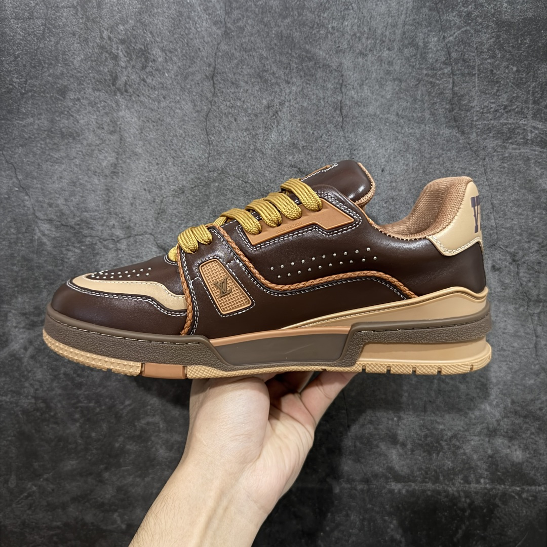 图片[2]-【莞产YS版本】Louis Vuitton Trainer lv时装走秀运动鞋 完美鞋型超高的清洁度 零毛边线头瑕疵 全套原楦原纸版原鞋开模 全网最具灵魂的版型 正确原装黄色鞋盒 正确中底印花 鞋面印花3D高频深度立体 全鞋电脑针车 紧密相连 针距密度一致 环保乳胶注塑鞋垫 厚度脚感还原原版 皮面裁剪部位 统一油边封口工艺 原装橡胶大底含胶量大底组合零偏差 专柜全套包装 防尘袋 说明书 质保卡 男女鞋 尺码： 39 40 41 42 43 44 45-选品中心