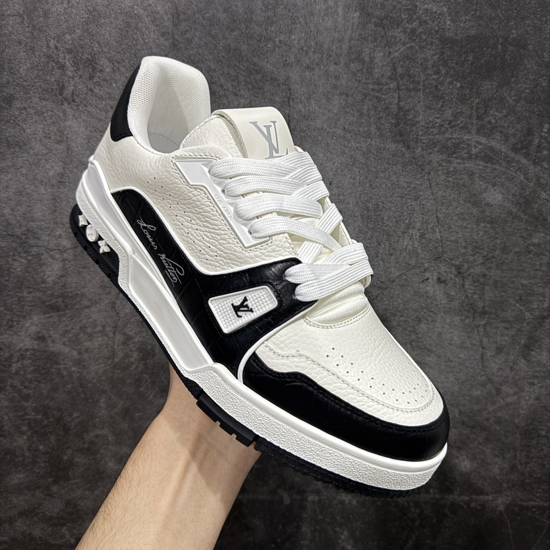 图片[3]-【莞产YS版本】Louis Vuitton Trainer lv时装走秀运动鞋 完美鞋型超高的清洁度 零毛边线头瑕疵 全套原楦原纸版原鞋开模 全网最具灵魂的版型 正确原装黄色鞋盒 正确中底印花 鞋面印花3D高频深度立体 全鞋电脑针车 紧密相连 针距密度一致 环保乳胶注塑鞋垫 厚度脚感还原原版 皮面裁剪部位 统一油边封口工艺 原装橡胶大底含胶量大底组合零偏差 专柜全套包装 防尘袋 说明书 质保卡 男女鞋 尺码： 39 40 41 42 43 44 45-选品中心