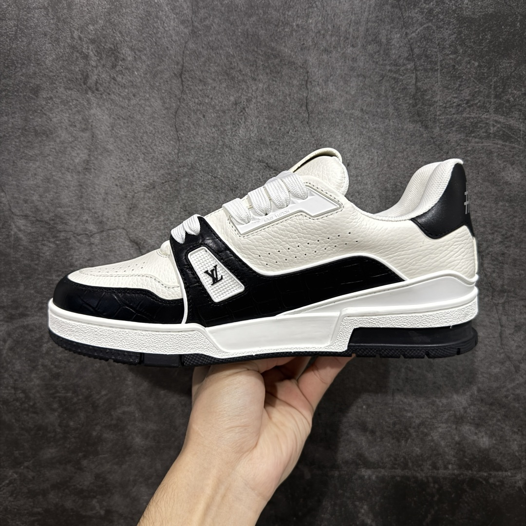 图片[2]-【莞产YS版本】Louis Vuitton Trainer lv时装走秀运动鞋 完美鞋型超高的清洁度 零毛边线头瑕疵 全套原楦原纸版原鞋开模 全网最具灵魂的版型 正确原装黄色鞋盒 正确中底印花 鞋面印花3D高频深度立体 全鞋电脑针车 紧密相连 针距密度一致 环保乳胶注塑鞋垫 厚度脚感还原原版 皮面裁剪部位 统一油边封口工艺 原装橡胶大底含胶量大底组合零偏差 专柜全套包装 防尘袋 说明书 质保卡 男女鞋 尺码： 39 40 41 42 43 44 45-选品中心