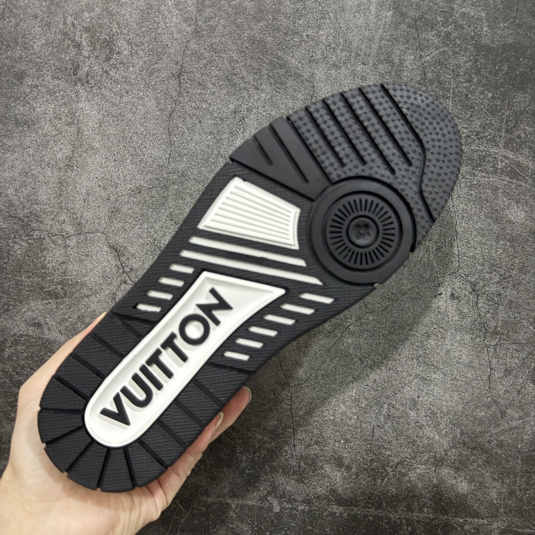 图片[9]-【莞产YS版本】Louis Vuitton Trainer lv时装走秀运动鞋 完美鞋型超高的清洁度 零毛边线头瑕疵 全套原楦原纸版原鞋开模 全网最具灵魂的版型 正确原装黄色鞋盒 正确中底印花 鞋面印花3D高频深度立体 全鞋电脑针车 紧密相连 针距密度一致 环保乳胶注塑鞋垫 厚度脚感还原原版 皮面裁剪部位 统一油边封口工艺 原装橡胶大底含胶量大底组合零偏差 专柜全套包装 防尘袋 说明书 质保卡 男女鞋 尺码： 39 40 41 42 43 44 45-选品中心