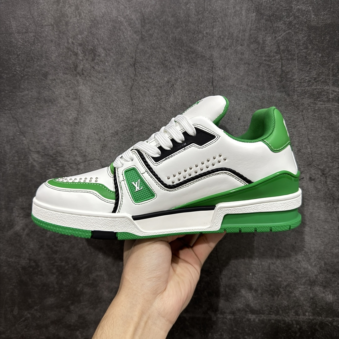 图片[2]-【莞产YS版本】Louis Vuitton Trainer lv时装走秀运动鞋 完美鞋型超高的清洁度 零毛边线头瑕疵 全套原楦原纸版原鞋开模 全网最具灵魂的版型 正确原装黄色鞋盒 正确中底印花 鞋面印花3D高频深度立体 全鞋电脑针车 紧密相连 针距密度一致 环保乳胶注塑鞋垫 厚度脚感还原原版 皮面裁剪部位 统一油边封口工艺 原装橡胶大底含胶量大底组合零偏差 专柜全套包装 防尘袋 说明书 质保卡 男女鞋 尺码： 39 40 41 42 43 44 45-选品中心