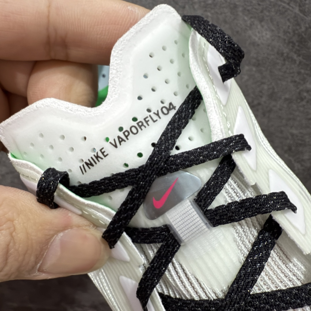 图片[6]-【XE纯原版】Nike ZoomX Vaporfly NEXT%4 减震马拉松跑步鞋 HF6414-101 全掌真碳板 原楦原纸版数据开发  目前市场最强品质 原版购入开发 原版定制网纱鞋面 分体式组合大底 中间层夹心全掌抗扭碳板 下层一次ReactX泡棉 区别市场一体底 超高质检清洁度 一切材质配件均与原版一致 原楦原纸板开发 匹配原版98%以上 完美弧度版型 原厂鞋标 立体反光鞋盒标 高端玩家必推版本 高价零售必推版本 欢迎对比市面任意版本‼️ 这双鞋简直是时尚与科技的完美融合，质感爆棚，搭配超亮眼的银色大勾子，瞬间成为街头焦点。不仅颜值在线，缓震性能更是一绝 不管是日常出街还是慢跑锻炼，都能给双脚极致舒适体验。  码数超全，36- 46 码任你选！别犹豫啦，穿上它，轻松走出潮流范，开启你的时尚运动新旅程 码段：36-46-选品中心