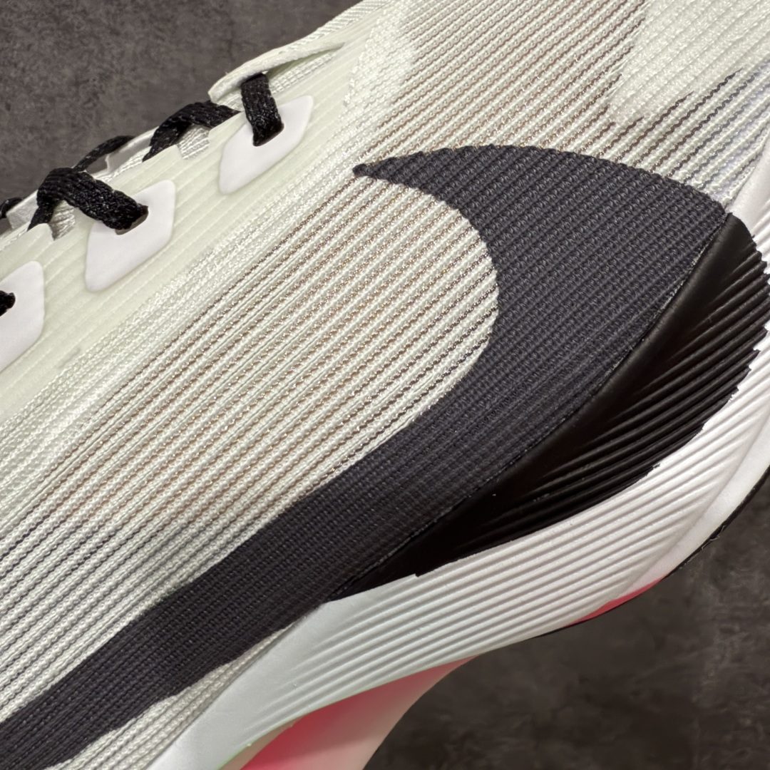 图片[4]-【XE纯原版】Nike ZoomX Vaporfly NEXT%4 减震马拉松跑步鞋 HF6414-101 全掌真碳板 原楦原纸版数据开发  目前市场最强品质 原版购入开发 原版定制网纱鞋面 分体式组合大底 中间层夹心全掌抗扭碳板 下层一次ReactX泡棉 区别市场一体底 超高质检清洁度 一切材质配件均与原版一致 原楦原纸板开发 匹配原版98%以上 完美弧度版型 原厂鞋标 立体反光鞋盒标 高端玩家必推版本 高价零售必推版本 欢迎对比市面任意版本‼️ 这双鞋简直是时尚与科技的完美融合，质感爆棚，搭配超亮眼的银色大勾子，瞬间成为街头焦点。不仅颜值在线，缓震性能更是一绝 不管是日常出街还是慢跑锻炼，都能给双脚极致舒适体验。  码数超全，36- 46 码任你选！别犹豫啦，穿上它，轻松走出潮流范，开启你的时尚运动新旅程 码段：36-46-选品中心