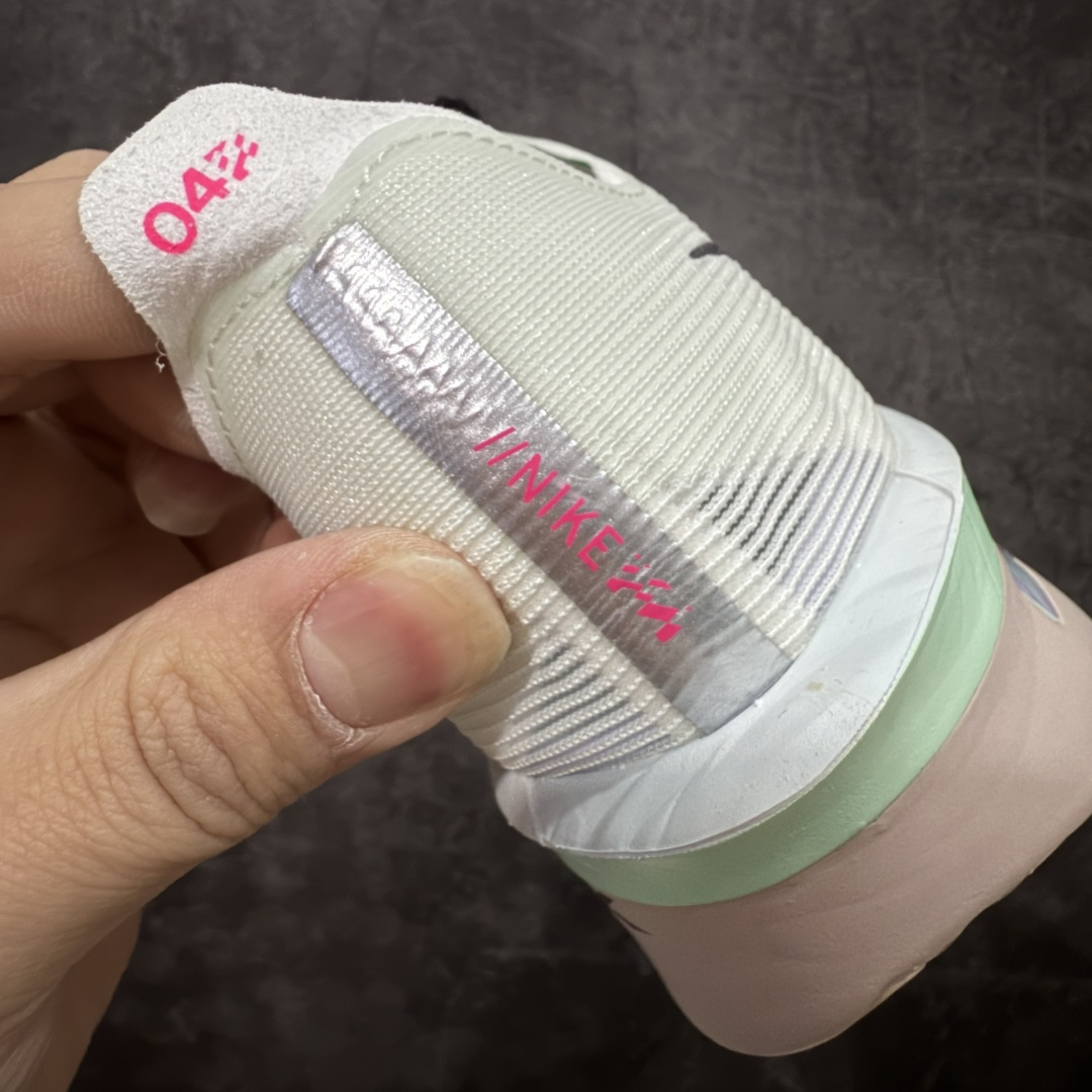 图片[2]-【XE纯原版】Nike ZoomX Vaporfly NEXT%4 减震马拉松跑步鞋 HF6414-101 全掌真碳板 原楦原纸版数据开发  目前市场最强品质 原版购入开发 原版定制网纱鞋面 分体式组合大底 中间层夹心全掌抗扭碳板 下层一次ReactX泡棉 区别市场一体底 超高质检清洁度 一切材质配件均与原版一致 原楦原纸板开发 匹配原版98%以上 完美弧度版型 原厂鞋标 立体反光鞋盒标 高端玩家必推版本 高价零售必推版本 欢迎对比市面任意版本‼️ 这双鞋简直是时尚与科技的完美融合，质感爆棚，搭配超亮眼的银色大勾子，瞬间成为街头焦点。不仅颜值在线，缓震性能更是一绝 不管是日常出街还是慢跑锻炼，都能给双脚极致舒适体验。  码数超全，36- 46 码任你选！别犹豫啦，穿上它，轻松走出潮流范，开启你的时尚运动新旅程 码段：36-46-选品中心