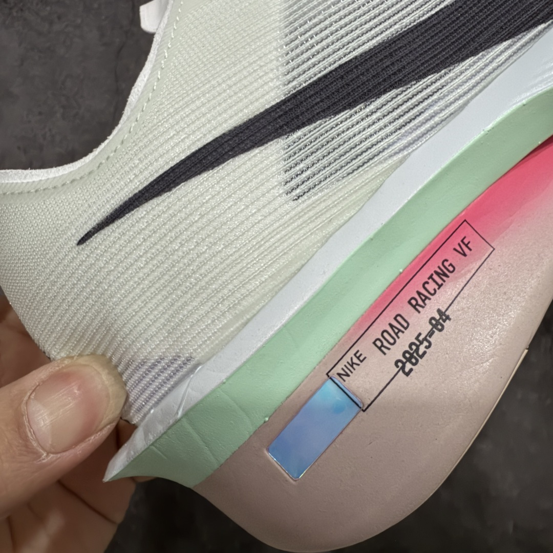 图片[3]-【XE纯原版】Nike ZoomX Vaporfly NEXT%4 减震马拉松跑步鞋 HF6414-101 全掌真碳板 原楦原纸版数据开发  目前市场最强品质 原版购入开发 原版定制网纱鞋面 分体式组合大底 中间层夹心全掌抗扭碳板 下层一次ReactX泡棉 区别市场一体底 超高质检清洁度 一切材质配件均与原版一致 原楦原纸板开发 匹配原版98%以上 完美弧度版型 原厂鞋标 立体反光鞋盒标 高端玩家必推版本 高价零售必推版本 欢迎对比市面任意版本‼️ 这双鞋简直是时尚与科技的完美融合，质感爆棚，搭配超亮眼的银色大勾子，瞬间成为街头焦点。不仅颜值在线，缓震性能更是一绝 不管是日常出街还是慢跑锻炼，都能给双脚极致舒适体验。  码数超全，36- 46 码任你选！别犹豫啦，穿上它，轻松走出潮流范，开启你的时尚运动新旅程 码段：36-46-选品中心