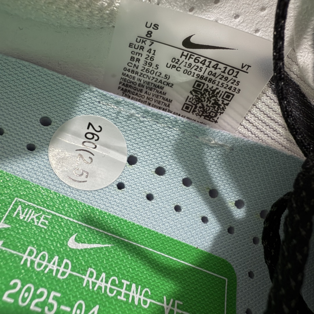 图片[7]-【XE纯原版】Nike ZoomX Vaporfly NEXT%4 减震马拉松跑步鞋 HF6414-101 全掌真碳板 原楦原纸版数据开发  目前市场最强品质 原版购入开发 原版定制网纱鞋面 分体式组合大底 中间层夹心全掌抗扭碳板 下层一次ReactX泡棉 区别市场一体底 超高质检清洁度 一切材质配件均与原版一致 原楦原纸板开发 匹配原版98%以上 完美弧度版型 原厂鞋标 立体反光鞋盒标 高端玩家必推版本 高价零售必推版本 欢迎对比市面任意版本‼️ 这双鞋简直是时尚与科技的完美融合，质感爆棚，搭配超亮眼的银色大勾子，瞬间成为街头焦点。不仅颜值在线，缓震性能更是一绝 不管是日常出街还是慢跑锻炼，都能给双脚极致舒适体验。  码数超全，36- 46 码任你选！别犹豫啦，穿上它，轻松走出潮流范，开启你的时尚运动新旅程 码段：36-46-选品中心
