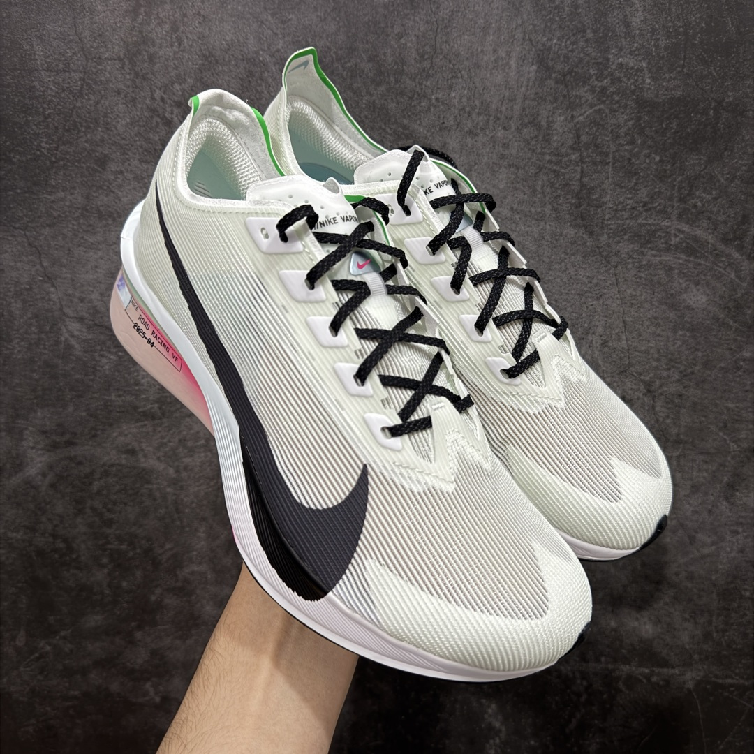 【XE纯原版】Nike ZoomX Vaporfly NEXT%4 减震马拉松跑步鞋 HF6414-101 全掌真碳板 原楦原纸版数据开发 目前市场最强品质 原版购入开发 原版定制网纱鞋面 分体式组合大底 中间层夹心全掌抗扭碳板 下层一次ReactX泡棉 区别市场一体底 超高质检清洁度 一切材质配件均与原版一致 原楦原纸板开发 匹配原版98%以上 完美弧度版型 原厂鞋标 立体反光鞋盒标 高端玩家必推版本 高价零售必推版本 欢迎对比市面任意版本‼️ 这双鞋简直是时尚与科技的完美融合,质感爆棚,搭配超亮眼的银色大勾子,瞬间成为街头焦点。不仅颜值在线,缓震性能更是一绝 不管是日常出街还是慢跑锻炼,都能给双脚极致舒适体验。 码数超全,36- 46 码任你选!别犹豫啦,穿上它,轻松走出潮流范,开启你的时尚运动新旅程 码段:36-46-选品中心