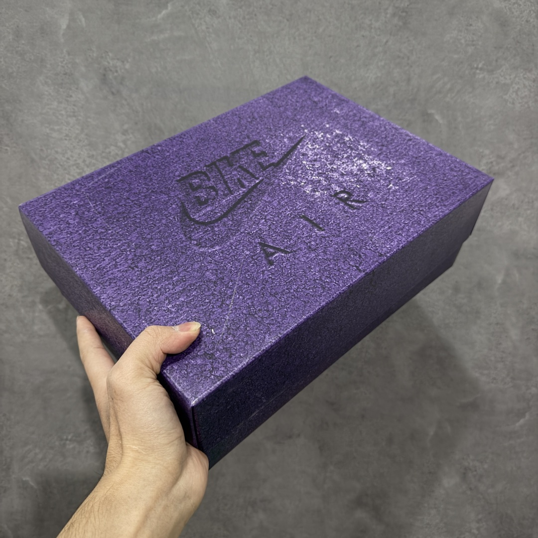 图片[13]-【美版GX纯原】Nigel Sylvester x Air Jordan AJ4 “Brick by Brick” 联名紫砖 货号：HF4340-500 全新批次 重点区分市面 真正砖面纹路 区别市面版本 正确细节 卡色无色差 GX原数据精心打造 原厂材质 超弹硅胶材质 内层不织布补强 补强为硅胶提供更强耐久性 避免断裂 圈内最强四代 独家外贸特供尺码含 45.5 48.5 耗时半年巨作 全套原纸板楦头开发 原厂特供皮料加持 确保原汁原味 完美呈现四代版型 一比一鞋头弧度高度鞋身弧度 数据细节工艺流程均保持原鞋一致 原厂TPU网格鞋带扣 正确内里网布 菱角分明不变形无多余毛边 柔软性质感一致于原鞋 市场唯一原厂鞋扣模具 背面可见隐藏注塑口 原厂织唛标 原厂飞人电绣工艺 尾指中部跳三针 独家绑鞋带手法 印刷中底布 四线拉帮 米色美纹纸贴合固定 进口港宝加持 后跟自然饱满 全鞋荧光划线卡点 追求极致完美 每一双都是工艺品 多重QC质检 超越公司货的品控标准 实实在在的免检产品 …… 尺码：40 40.5 41 42 42.5 43 44 44.5 45 46 47.5 48.5-选品中心