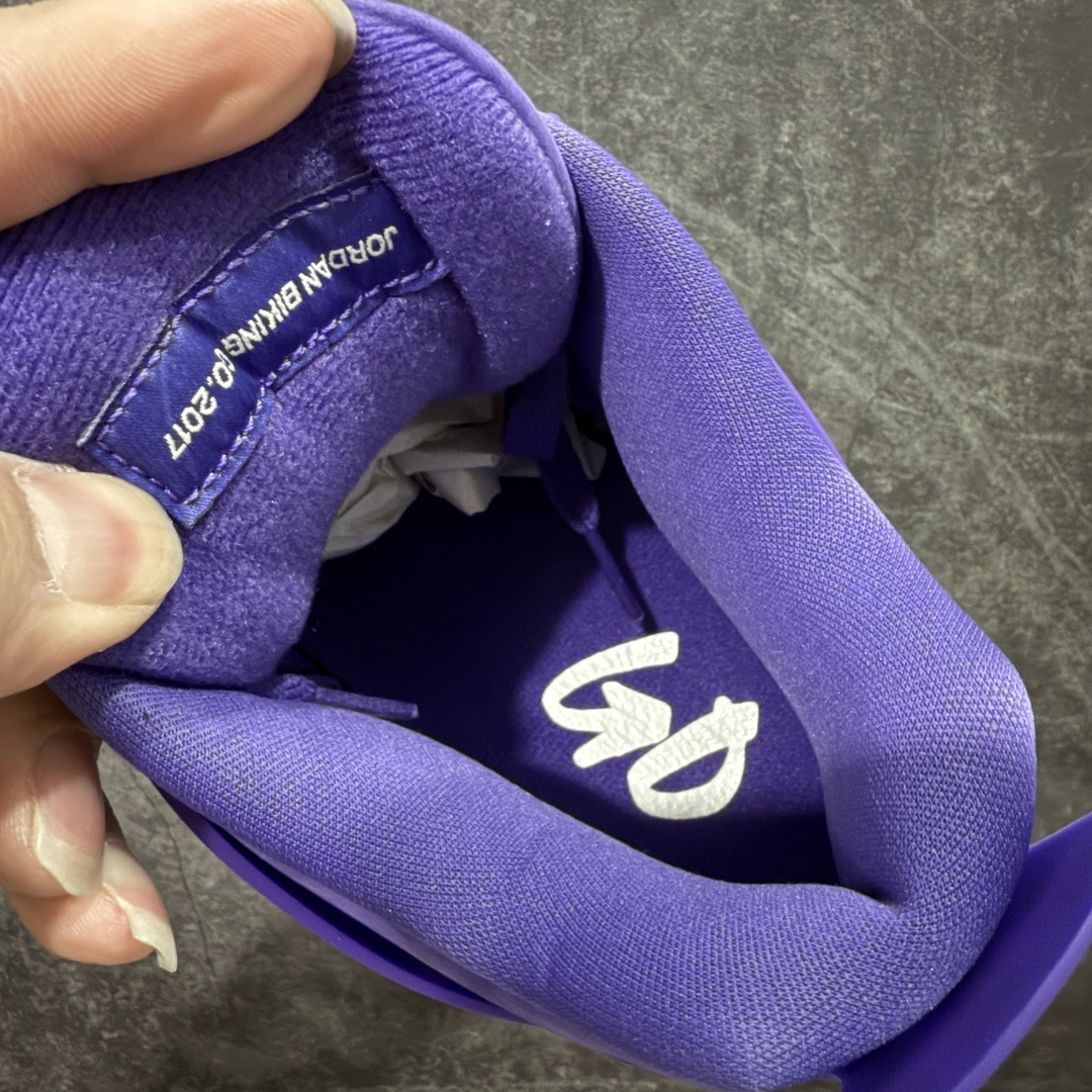 图片[8]-【美版GX纯原】Nigel Sylvester x Air Jordan AJ4 “Brick by Brick” 联名紫砖 货号：HF4340-500 全新批次 重点区分市面 真正砖面纹路 区别市面版本 正确细节 卡色无色差 GX原数据精心打造 原厂材质 超弹硅胶材质 内层不织布补强 补强为硅胶提供更强耐久性 避免断裂 圈内最强四代 独家外贸特供尺码含 45.5 48.5 耗时半年巨作 全套原纸板楦头开发 原厂特供皮料加持 确保原汁原味 完美呈现四代版型 一比一鞋头弧度高度鞋身弧度 数据细节工艺流程均保持原鞋一致 原厂TPU网格鞋带扣 正确内里网布 菱角分明不变形无多余毛边 柔软性质感一致于原鞋 市场唯一原厂鞋扣模具 背面可见隐藏注塑口 原厂织唛标 原厂飞人电绣工艺 尾指中部跳三针 独家绑鞋带手法 印刷中底布 四线拉帮 米色美纹纸贴合固定 进口港宝加持 后跟自然饱满 全鞋荧光划线卡点 追求极致完美 每一双都是工艺品 多重QC质检 超越公司货的品控标准 实实在在的免检产品 …… 尺码：40 40.5 41 42 42.5 43 44 44.5 45 46 47.5 48.5-选品中心