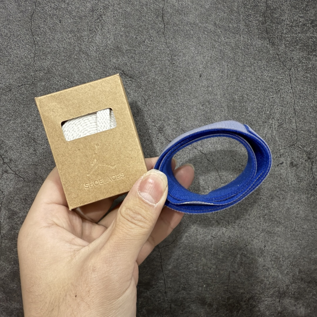 图片[11]-【美版GX纯原】Nigel Sylvester x Air Jordan AJ4 “Brick by Brick” 联名紫砖 货号：HF4340-500 全新批次 重点区分市面 真正砖面纹路 区别市面版本 正确细节 卡色无色差 GX原数据精心打造 原厂材质 超弹硅胶材质 内层不织布补强 补强为硅胶提供更强耐久性 避免断裂 圈内最强四代 独家外贸特供尺码含 45.5 48.5 耗时半年巨作 全套原纸板楦头开发 原厂特供皮料加持 确保原汁原味 完美呈现四代版型 一比一鞋头弧度高度鞋身弧度 数据细节工艺流程均保持原鞋一致 原厂TPU网格鞋带扣 正确内里网布 菱角分明不变形无多余毛边 柔软性质感一致于原鞋 市场唯一原厂鞋扣模具 背面可见隐藏注塑口 原厂织唛标 原厂飞人电绣工艺 尾指中部跳三针 独家绑鞋带手法 印刷中底布 四线拉帮 米色美纹纸贴合固定 进口港宝加持 后跟自然饱满 全鞋荧光划线卡点 追求极致完美 每一双都是工艺品 多重QC质检 超越公司货的品控标准 实实在在的免检产品 …… 尺码：40 40.5 41 42 42.5 43 44 44.5 45 46 47.5 48.5-选品中心