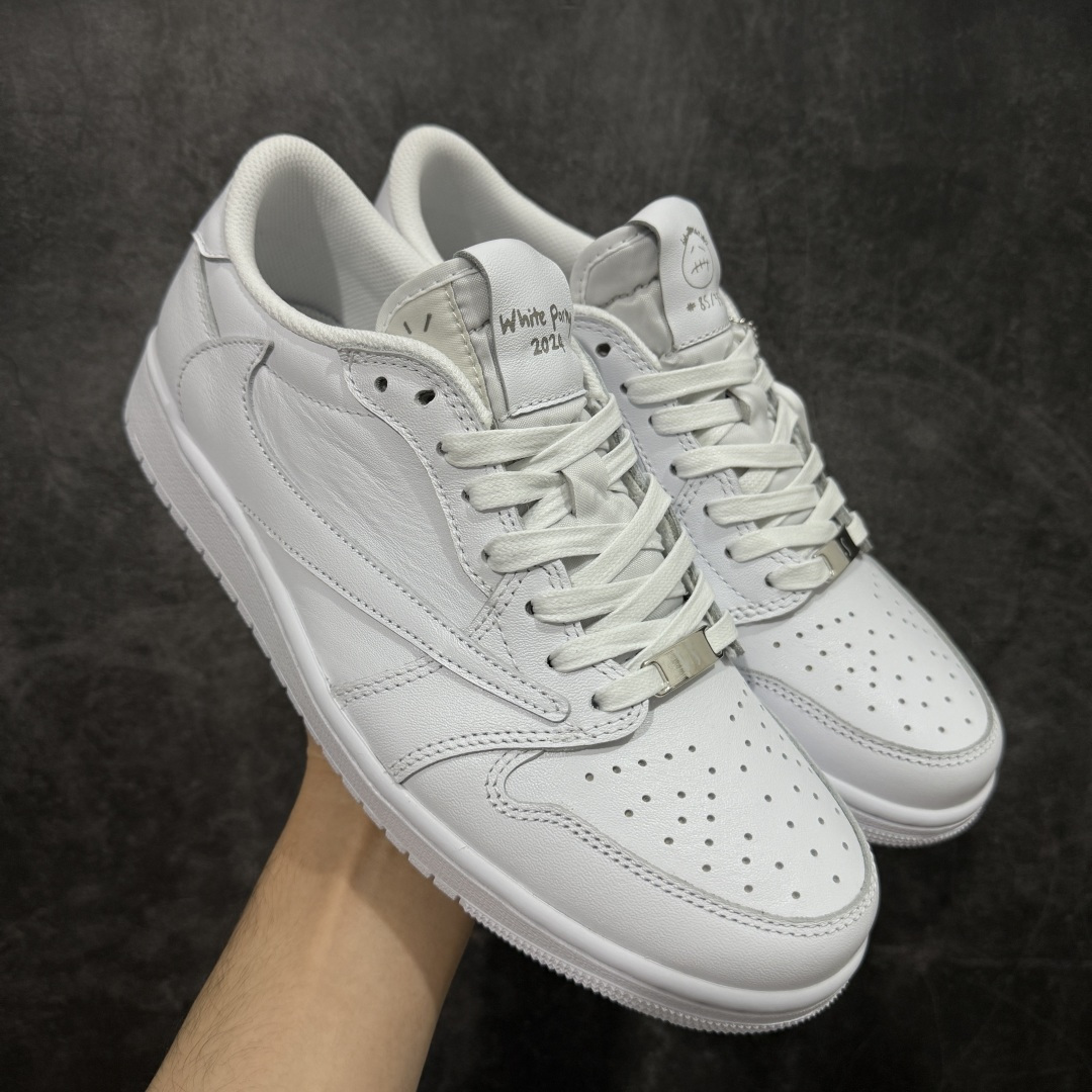 NO:621242,Local store support [DG Pure Original] Travis Scott x Air Jordan AJ1 Low OG SP TS co-branded barb low top. Limited to friends and family. Pure white TD1228-111. Produced by a large Dongguan factory. The quality is very high. Pure original first echelon version. Product quality control stability leads the industry. All aspects can be compared with the current currency version on the market. SZ original full set of original last, original cardboard punching and grinding tool development, original leather blessing.  The original Hong Kong Bao blessing and shaping the heel R-degree is perfect, the same source of original electric embroidery, the ghost face flying wing needle number density is consistent, the three-dimensional effect is 100% consistent with the original shoes, the original pull-top process, the stitch pitch density is consistent, the heel arc closing is naturally not folded, the ultimate sense of authenticity at a glance, the leather is cut with zero burrs using imported glass punches, the whole shoe is computerized and the sewing machine process has the highest quality control and cleanliness, QC inspection standards, inspection-free products  Order shoe boxes, shoe labels, dust-proof paper, shoe trees, and shoelaces from the original factory. Pursue the ultimate original factory taste. SIZE36-50.5 code X1C390400,19860909本地 支持放店【DG纯原版】Travis Scott x Air Jordan AJ1 Low OG SP TS联名倒钩低帮 亲友限定 纯白 TD1228-111 莞产大厂出品 品质非常顶 纯原第一梯队版本 产品品控稳定性领先行业 各方面均可对飙市面通货版 SZ原厂全套原楦原纸板冲刀磨具开发 原厂皮料加持 原厂港宝加持定型后跟R度完美 同源原厂电绣 鬼脸飞翼针数密度立体效果一致 百分百一致原鞋 原厂拉帮工艺 针距密度一致 后跟弧度收口自然不对折 极致一眼正品既视感 进口玻璃冲刀皮料裁剪零毛边 全鞋电脑针车工艺 品控清洁度最高QC检验标准 免检产品 原厂订购鞋盒、鞋标、防尘纸、鞋撑、鞋带 追求极致的原厂味道 SIZE36-50.5 编码X1C390400,,Men's shoes
