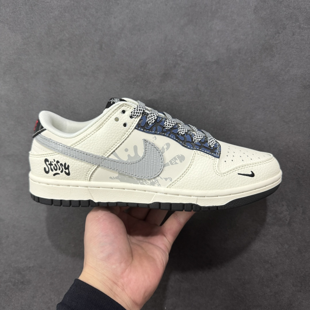 NO:621230,Local store support [Customized version] Nike SB Dunk Low 'Stucy Co-branded - Splashed Ink Beige' Anniversary high-end customization Low-top casual sneakers Customized shoe box Pure original quality shipment from the manufacturer Ultra-high cleanliness The leather is cleanly cut without any burrs Perfect details Item number XS6089-632 Size: 36 36.5 37.5 38 38.5 39 40 40.5 41  42 42.5 43 44 44.5 45 Coding: HXSB330340,19860909本地 支持放店【定制版】Nike SB Dunk Low“斯图西联名——泼墨米白” 周年高端定制 低帮休闲板鞋 定制鞋盒 大厂纯原品质出货 超高清洁度 皮料切割干净无任何毛边 细节完美 货号XS6089-632 Size:36 36.5 37.5 38 38.5 39 40 40.5 41 42 42.5 43 44 44.5 45 编码:HXSB330340,,Men's shoes