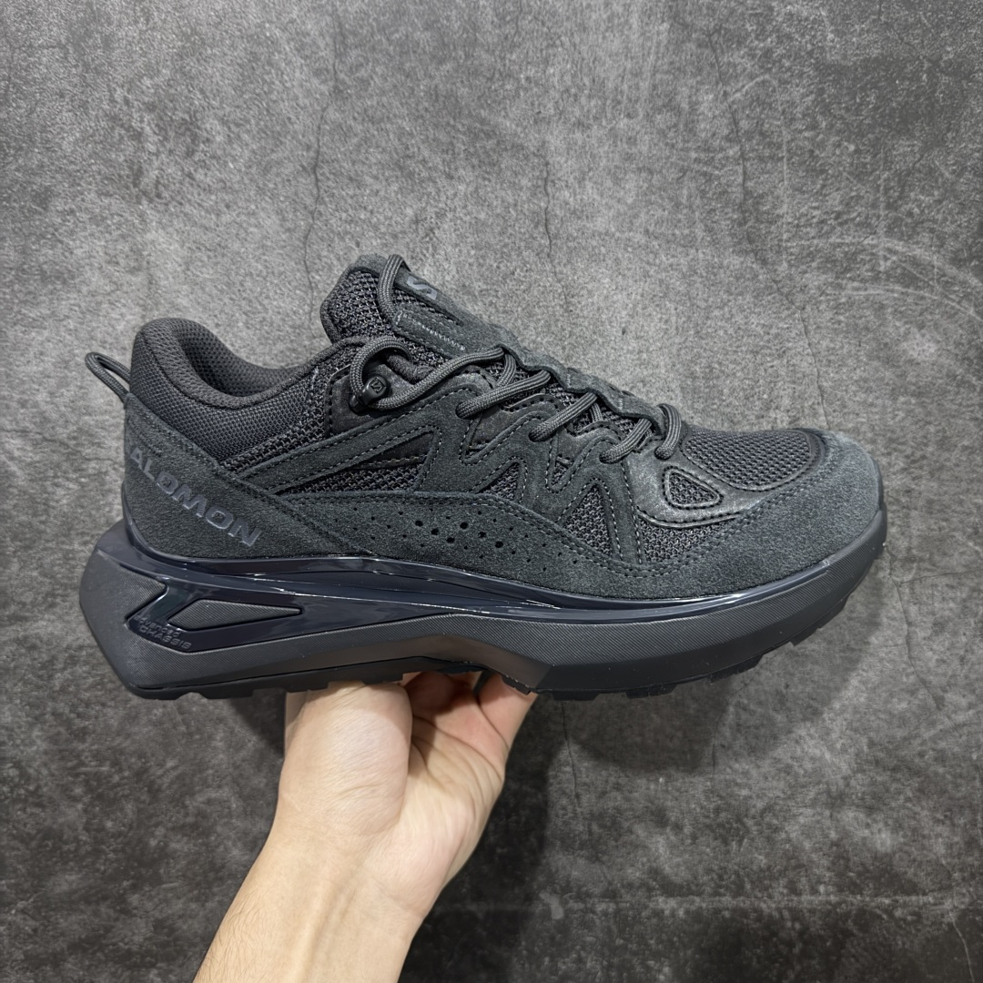 【巅峰版】SALOMON萨洛蒙 ODYSSEY ELMT LOW LTR 柔软舒适 耐磨透气轻便 低帮 生活休闲鞋 男款 雷军同款 473766 纯原外贸平台特供订单 耗时半年巨作 全套原纸板楦头开发 原厂特供网布配套加持 确保原汁原味 完美呈现版型 原档数据独家私模五层组合大底 原装Ortholite轻量化鞋垫 中底布带钢印编号 原厂TPU锁扣 进口港宝加持 后跟自然饱满 还原公司包裹性 鞋面以“锯齿”状的包裹系统呈现 在基色底之下加入了各种色点缀 将公司的最新技术和时尚前卫的造型融入耐用的长跑款式中 鞋面由 TPU 薄膜制成 并焊接在高耐磨网眼上 使其既时尚又坚固 由 ACS底盘支撑 可增强稳定性和支撑力 以及由橡胶凸耳 Contragrip外底覆盖的 EVA 缓冲中底 旨在应对崎岖的地形 鞋舌上的彩色Salomon 标签、Quicklace 系统以及鞋头、鞋舌和鞋跟上的附加品牌使细节更加完美 让穿着者可以轻松驾驭户外与通勤下的任何运动生活场景 无缝鞋身户外随意纵横 颜值与脚感兼备 出街通勤 绝对非常吸睛 你值得拥有 尺码:40 40.5 41 42 42.5 43 44 44.5 45-选品中心