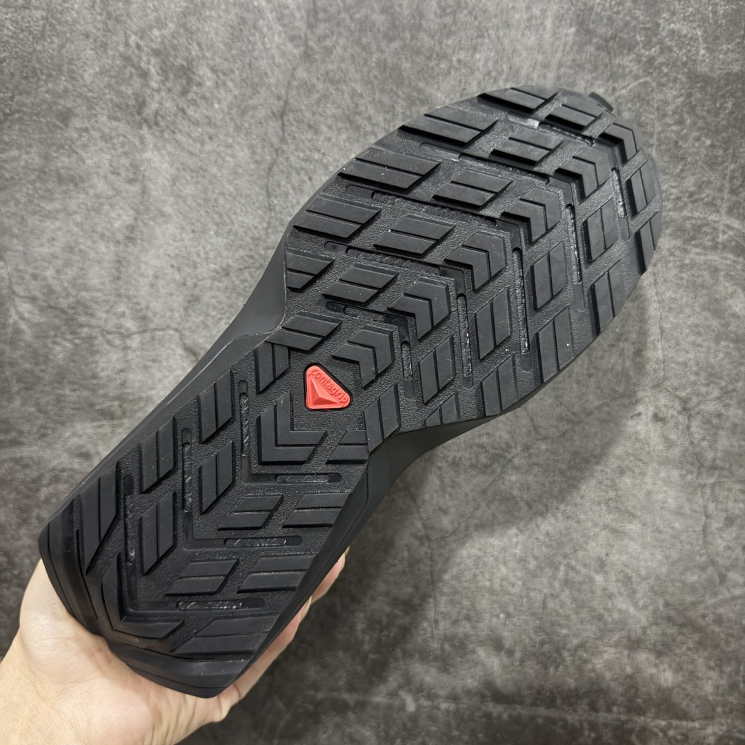 图片[9]-【巅峰版】SALOMON萨洛蒙 ODYSSEY ELMT LOW LTR 柔软舒适 耐磨透气轻便 低帮 生活休闲鞋 男款 雷军同款 473766 纯原外贸平台特供订单 耗时半年巨作 全套原纸板楦头开发 原厂特供网布配套加持 确保原汁原味 完美呈现版型 原档数据独家私模五层组合大底 原装Ortholite轻量化鞋垫 中底布带钢印编号 原厂TPU锁扣 进口港宝加持 后跟自然饱满 还原公司包裹性 鞋面以“锯齿”状的包裹系统呈现 在基色底之下加入了各种色点缀 将公司的最新技术和时尚前卫的造型融入耐用的长跑款式中 鞋面由 TPU 薄膜制成 并焊接在高耐磨网眼上 使其既时尚又坚固 由 ACS底盘支撑 可增强稳定性和支撑力 以及由橡胶凸耳 Contragrip外底覆盖的 EVA 缓冲中底 旨在应对崎岖的地形 鞋舌上的彩色Salomon 标签、Quicklace 系统以及鞋头、鞋舌和鞋跟上的附加品牌使细节更加完美 让穿着者可以轻松驾驭户外与通勤下的任何运动生活场景 无缝鞋身户外随意纵横 颜值与脚感兼备 出街通勤 绝对非常吸睛 你值得拥有 尺码：40 40.5 41 42 42.5 43 44 44.5 45-选品中心