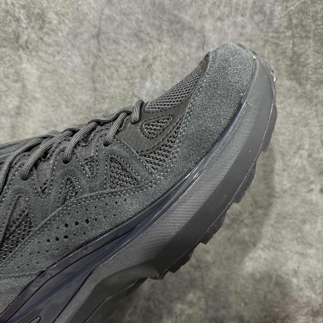 图片[6]-【巅峰版】SALOMON萨洛蒙 ODYSSEY ELMT LOW LTR 柔软舒适 耐磨透气轻便 低帮 生活休闲鞋 男款 雷军同款 473766 纯原外贸平台特供订单 耗时半年巨作 全套原纸板楦头开发 原厂特供网布配套加持 确保原汁原味 完美呈现版型 原档数据独家私模五层组合大底 原装Ortholite轻量化鞋垫 中底布带钢印编号 原厂TPU锁扣 进口港宝加持 后跟自然饱满 还原公司包裹性 鞋面以“锯齿”状的包裹系统呈现 在基色底之下加入了各种色点缀 将公司的最新技术和时尚前卫的造型融入耐用的长跑款式中 鞋面由 TPU 薄膜制成 并焊接在高耐磨网眼上 使其既时尚又坚固 由 ACS底盘支撑 可增强稳定性和支撑力 以及由橡胶凸耳 Contragrip外底覆盖的 EVA 缓冲中底 旨在应对崎岖的地形 鞋舌上的彩色Salomon 标签、Quicklace 系统以及鞋头、鞋舌和鞋跟上的附加品牌使细节更加完美 让穿着者可以轻松驾驭户外与通勤下的任何运动生活场景 无缝鞋身户外随意纵横 颜值与脚感兼备 出街通勤 绝对非常吸睛 你值得拥有 尺码：40 40.5 41 42 42.5 43 44 44.5 45-选品中心