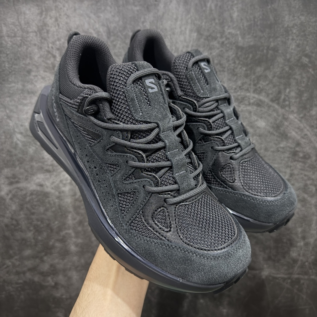 【巅峰版】SALOMON萨洛蒙 ODYSSEY ELMT LOW LTR 柔软舒适 耐磨透气轻便 低帮 生活休闲鞋 男款 雷军同款 473766 纯原外贸平台特供订单 耗时半年巨作 全套原纸板楦头开发 原厂特供网布配套加持 确保原汁原味 完美呈现版型 原档数据独家私模五层组合大底 原装Ortholite轻量化鞋垫 中底布带钢印编号 原厂TPU锁扣 进口港宝加持 后跟自然饱满 还原公司包裹性 鞋面以“锯齿”状的包裹系统呈现 在基色底之下加入了各种色点缀 将公司的最新技术和时尚前卫的造型融入耐用的长跑款式中 鞋面由 TPU 薄膜制成 并焊接在高耐磨网眼上 使其既时尚又坚固 由 ACS底盘支撑 可增强稳定性和支撑力 以及由橡胶凸耳 Contragrip外底覆盖的 EVA 缓冲中底 旨在应对崎岖的地形 鞋舌上的彩色Salomon 标签、Quicklace 系统以及鞋头、鞋舌和鞋跟上的附加品牌使细节更加完美 让穿着者可以轻松驾驭户外与通勤下的任何运动生活场景 无缝鞋身户外随意纵横 颜值与脚感兼备 出街通勤 绝对非常吸睛 你值得拥有 尺码:40 40.5 41 42 42.5 43 44 44.5 45-选品中心