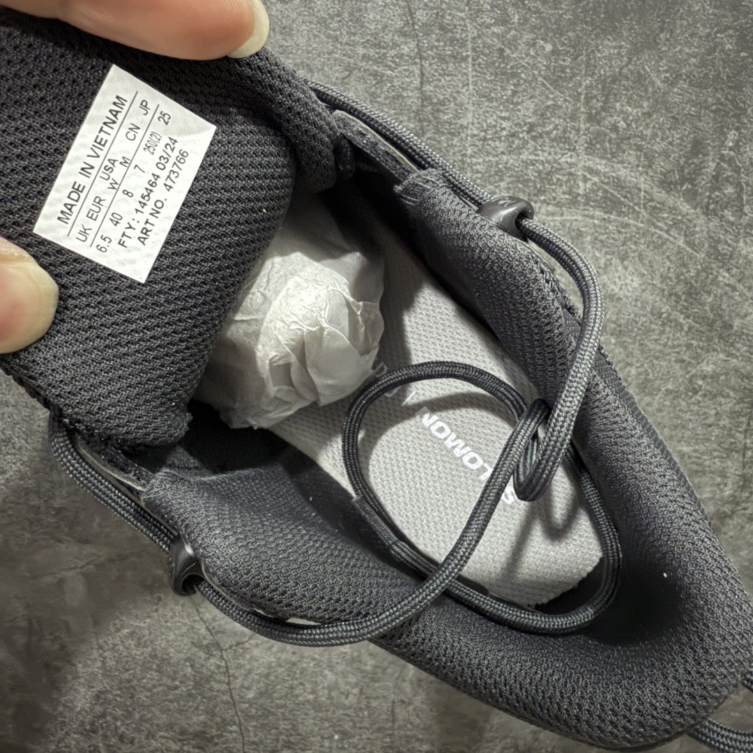 图片[6]-【巅峰版】SALOMON萨洛蒙 ODYSSEY ELMT LOW LTR 柔软舒适 耐磨透气轻便 低帮 生活休闲鞋 男款 雷军同款 473766 纯原外贸平台特供订单 耗时半年巨作 全套原纸板楦头开发 原厂特供网布配套加持 确保原汁原味 完美呈现版型 原档数据独家私模五层组合大底 原装Ortholite轻量化鞋垫 中底布带钢印编号 原厂TPU锁扣 进口港宝加持 后跟自然饱满 还原公司包裹性 鞋面以“锯齿”状的包裹系统呈现 在基色底之下加入了各种色点缀 将公司的最新技术和时尚前卫的造型融入耐用的长跑款式中 鞋面由 TPU 薄膜制成 并焊接在高耐磨网眼上 使其既时尚又坚固 由 ACS底盘支撑 可增强稳定性和支撑力 以及由橡胶凸耳 Contragrip外底覆盖的 EVA 缓冲中底 旨在应对崎岖的地形 鞋舌上的彩色Salomon 标签、Quicklace 系统以及鞋头、鞋舌和鞋跟上的附加品牌使细节更加完美 让穿着者可以轻松驾驭户外与通勤下的任何运动生活场景 无缝鞋身户外随意纵横 颜值与脚感兼备 出街通勤 绝对非常吸睛 你值得拥有 尺码：40 40.5 41 42 42.5 43 44 44.5 45-选品中心