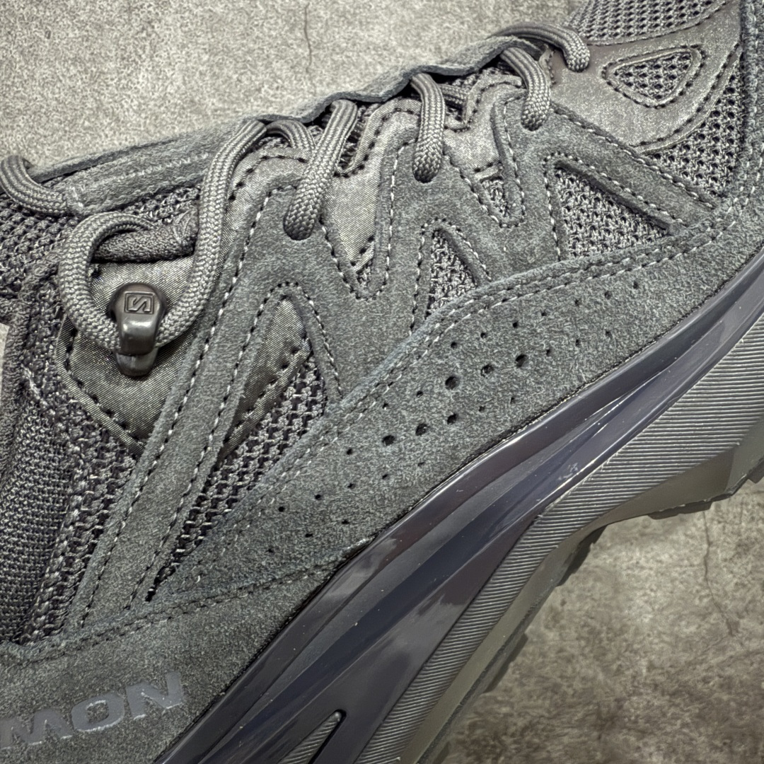 图片[3]-【巅峰版】SALOMON萨洛蒙 ODYSSEY ELMT LOW LTR 柔软舒适 耐磨透气轻便 低帮 生活休闲鞋 男款 雷军同款 473766 纯原外贸平台特供订单 耗时半年巨作 全套原纸板楦头开发 原厂特供网布配套加持 确保原汁原味 完美呈现版型 原档数据独家私模五层组合大底 原装Ortholite轻量化鞋垫 中底布带钢印编号 原厂TPU锁扣 进口港宝加持 后跟自然饱满 还原公司包裹性 鞋面以“锯齿”状的包裹系统呈现 在基色底之下加入了各种色点缀 将公司的最新技术和时尚前卫的造型融入耐用的长跑款式中 鞋面由 TPU 薄膜制成 并焊接在高耐磨网眼上 使其既时尚又坚固 由 ACS底盘支撑 可增强稳定性和支撑力 以及由橡胶凸耳 Contragrip外底覆盖的 EVA 缓冲中底 旨在应对崎岖的地形 鞋舌上的彩色Salomon 标签、Quicklace 系统以及鞋头、鞋舌和鞋跟上的附加品牌使细节更加完美 让穿着者可以轻松驾驭户外与通勤下的任何运动生活场景 无缝鞋身户外随意纵横 颜值与脚感兼备 出街通勤 绝对非常吸睛 你值得拥有 尺码：40 40.5 41 42 42.5 43 44 44.5 45-选品中心