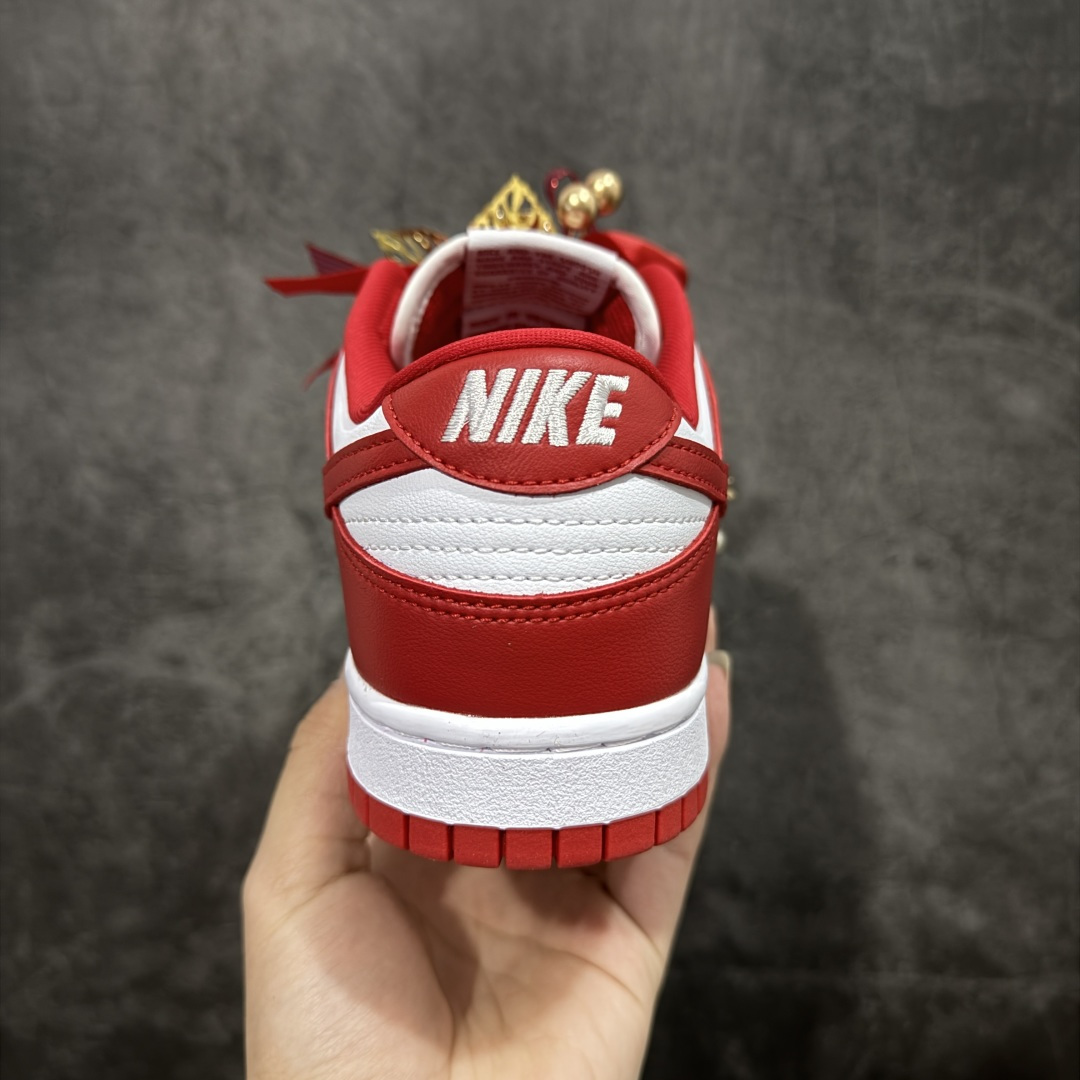 图片[4]-【纯原礼盒版本】NK Dunk Low 低帮 秀禾婚鞋新配色 执子之手 相濡以沫 货号：CU1727-100 该定制版球鞋选用原鞋款为Dunk SB系列球鞋，灵感来自中式婚庆，保留原鞋灰白红基调的基础上，叠加红色丝绒鞋带、增加整体的质感。配饰有双喜金属小挂件，再次呼应主题，呈现出中式婚礼的喜庆、庄重、雅致！鞋面金属挂件及鞋头喜字均可拆卸，同时满足婚庆和日常穿搭需求。本产品所有图片均为实物拍摄，受环境、设备影响会存在微小的色彩差异。定制球鞋均为纯手工定制，满足日常穿戴需求，穿着过程尽量避免剧烈运动和锐物划伤、避免使用高浓度的有机溶剂进行擦洗。 尺码：35.5 36 36.5 37.5 38 38.5 39 40 40.5 41 42 42.5 43 44 44.5 45 46-选品中心