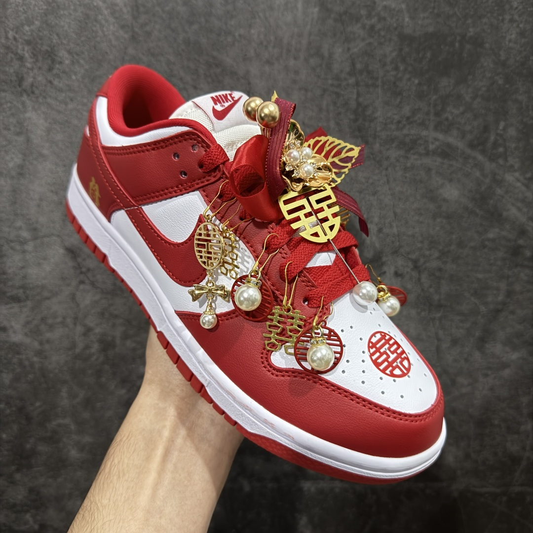 图片[3]-【纯原礼盒版本】NK Dunk Low 低帮 秀禾婚鞋新配色 执子之手 相濡以沫 货号：CU1727-100 该定制版球鞋选用原鞋款为Dunk SB系列球鞋，灵感来自中式婚庆，保留原鞋灰白红基调的基础上，叠加红色丝绒鞋带、增加整体的质感。配饰有双喜金属小挂件，再次呼应主题，呈现出中式婚礼的喜庆、庄重、雅致！鞋面金属挂件及鞋头喜字均可拆卸，同时满足婚庆和日常穿搭需求。本产品所有图片均为实物拍摄，受环境、设备影响会存在微小的色彩差异。定制球鞋均为纯手工定制，满足日常穿戴需求，穿着过程尽量避免剧烈运动和锐物划伤、避免使用高浓度的有机溶剂进行擦洗。 尺码：35.5 36 36.5 37.5 38 38.5 39 40 40.5 41 42 42.5 43 44 44.5 45 46-选品中心