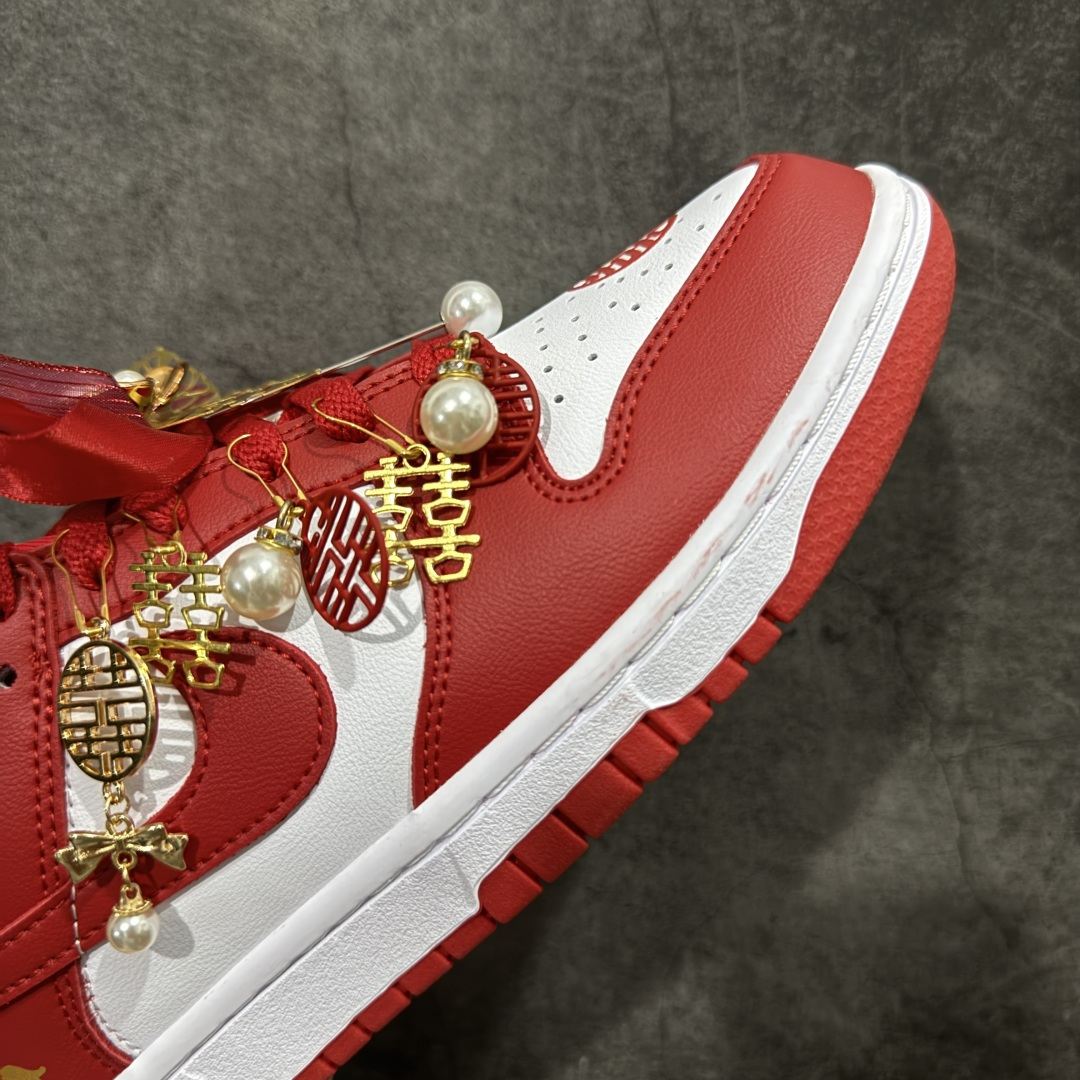 图片[6]-【纯原礼盒版本】NK Dunk Low 低帮 秀禾婚鞋新配色 执子之手 相濡以沫 货号：CU1727-100 该定制版球鞋选用原鞋款为Dunk SB系列球鞋，灵感来自中式婚庆，保留原鞋灰白红基调的基础上，叠加红色丝绒鞋带、增加整体的质感。配饰有双喜金属小挂件，再次呼应主题，呈现出中式婚礼的喜庆、庄重、雅致！鞋面金属挂件及鞋头喜字均可拆卸，同时满足婚庆和日常穿搭需求。本产品所有图片均为实物拍摄，受环境、设备影响会存在微小的色彩差异。定制球鞋均为纯手工定制，满足日常穿戴需求，穿着过程尽量避免剧烈运动和锐物划伤、避免使用高浓度的有机溶剂进行擦洗。 尺码：35.5 36 36.5 37.5 38 38.5 39 40 40.5 41 42 42.5 43 44 44.5 45 46-选品中心