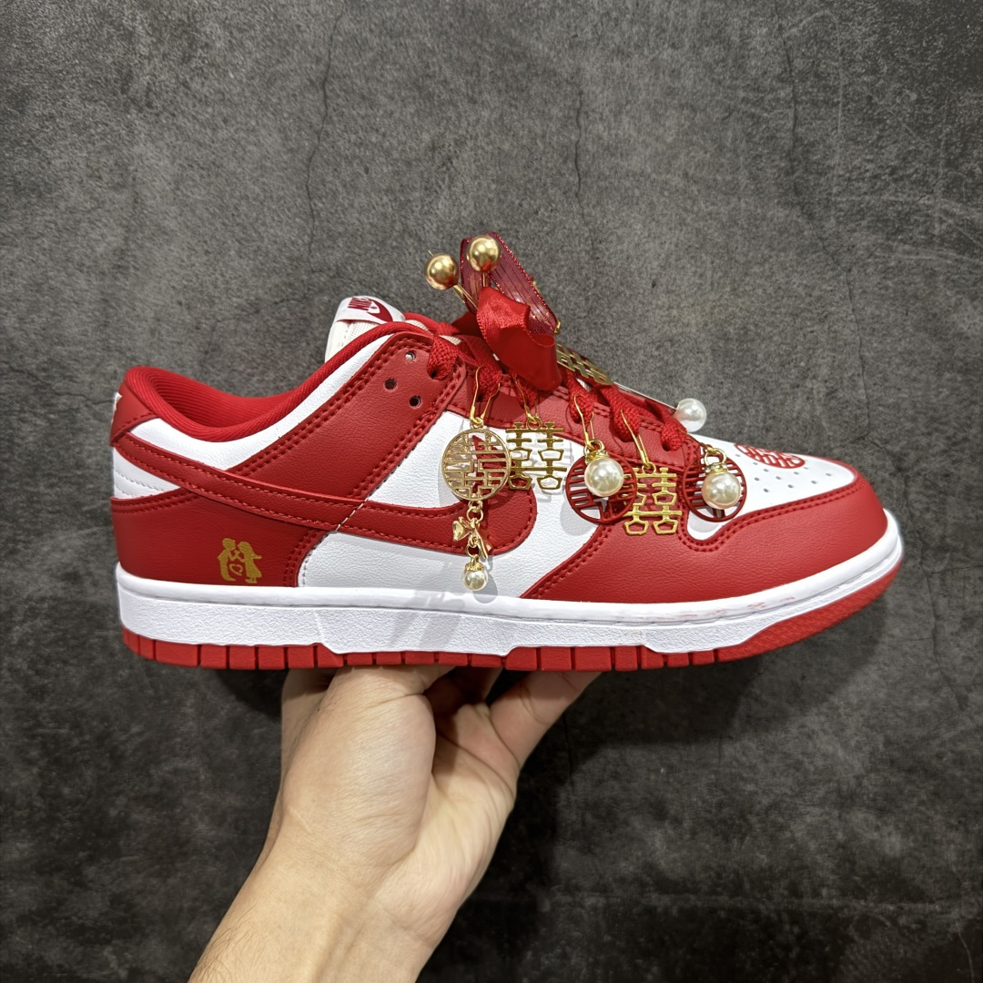 【纯原礼盒版本】NK Dunk Low 低帮 秀禾婚鞋新配色 执子之手 相濡以沫 货号:CU1727-100 该定制版球鞋选用原鞋款为Dunk SB系列球鞋,灵感来自中式婚庆,保留原鞋灰白红基调的基础上,叠加红色丝绒鞋带、增加整体的质感。配饰有双喜金属小挂件,再次呼应主题,呈现出中式婚礼的喜庆、庄重、雅致!鞋面金属挂件及鞋头喜字均可拆卸,同时满足婚庆和日常穿搭需求。本产品所有图片均为实物拍摄,受环境、设备影响会存在微小的色彩差异。定制球鞋均为纯手工定制,满足日常穿戴需求,穿着过程尽量避免剧烈运动和锐物划伤、避免使用高浓度的有机溶剂进行擦洗。 尺码:35.5 36 36.5 37.5 38 38.5 39 40 40.5 41 42 42.5 43 44 44.5 45 46-选品中心