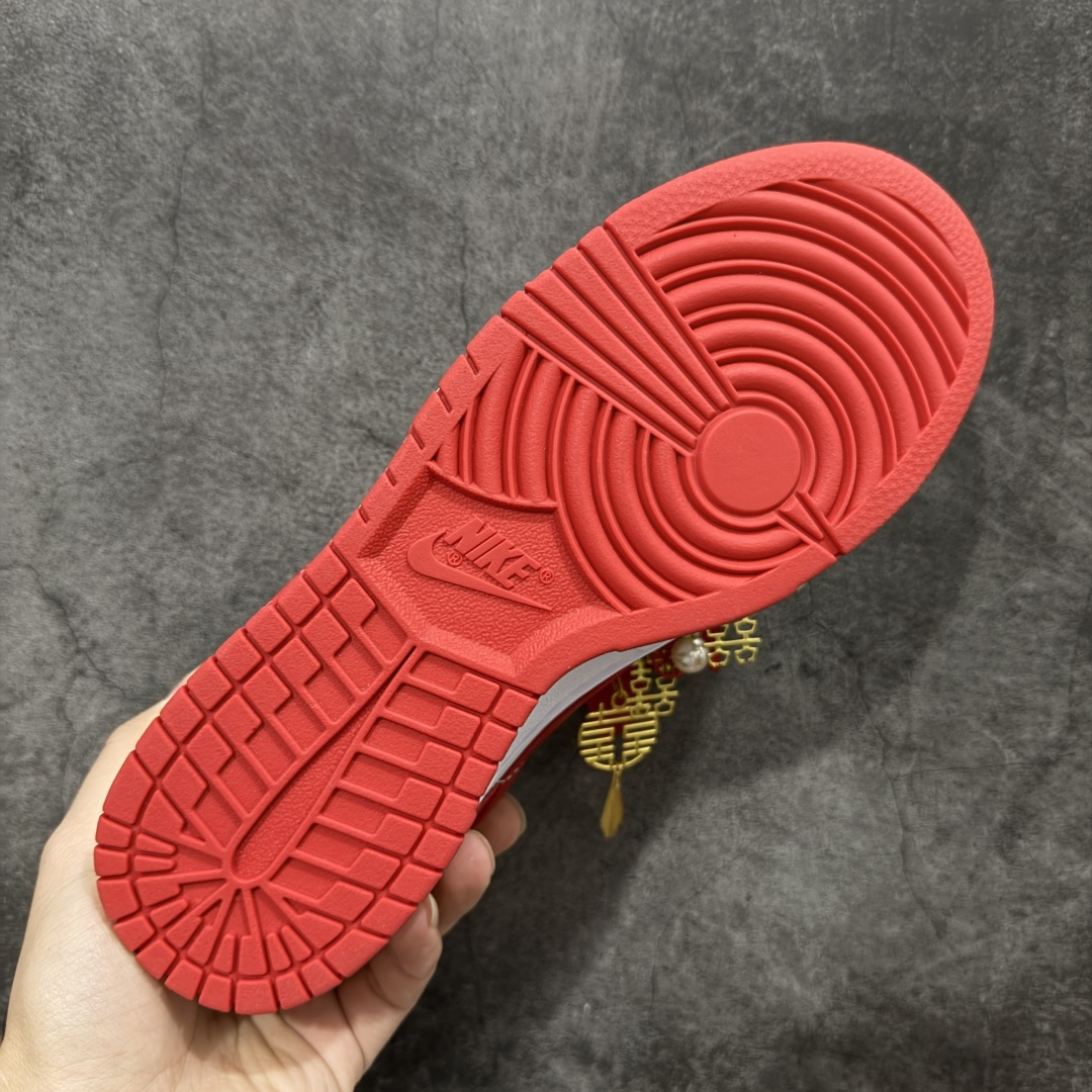 图片[9]-【纯原礼盒版本】NK Dunk Low 低帮 秀禾婚鞋新配色 执子之手 相濡以沫 货号：CU1727-100 该定制版球鞋选用原鞋款为Dunk SB系列球鞋，灵感来自中式婚庆，保留原鞋灰白红基调的基础上，叠加红色丝绒鞋带、增加整体的质感。配饰有双喜金属小挂件，再次呼应主题，呈现出中式婚礼的喜庆、庄重、雅致！鞋面金属挂件及鞋头喜字均可拆卸，同时满足婚庆和日常穿搭需求。本产品所有图片均为实物拍摄，受环境、设备影响会存在微小的色彩差异。定制球鞋均为纯手工定制，满足日常穿戴需求，穿着过程尽量避免剧烈运动和锐物划伤、避免使用高浓度的有机溶剂进行擦洗。 尺码：35.5 36 36.5 37.5 38 38.5 39 40 40.5 41 42 42.5 43 44 44.5 45 46-选品中心