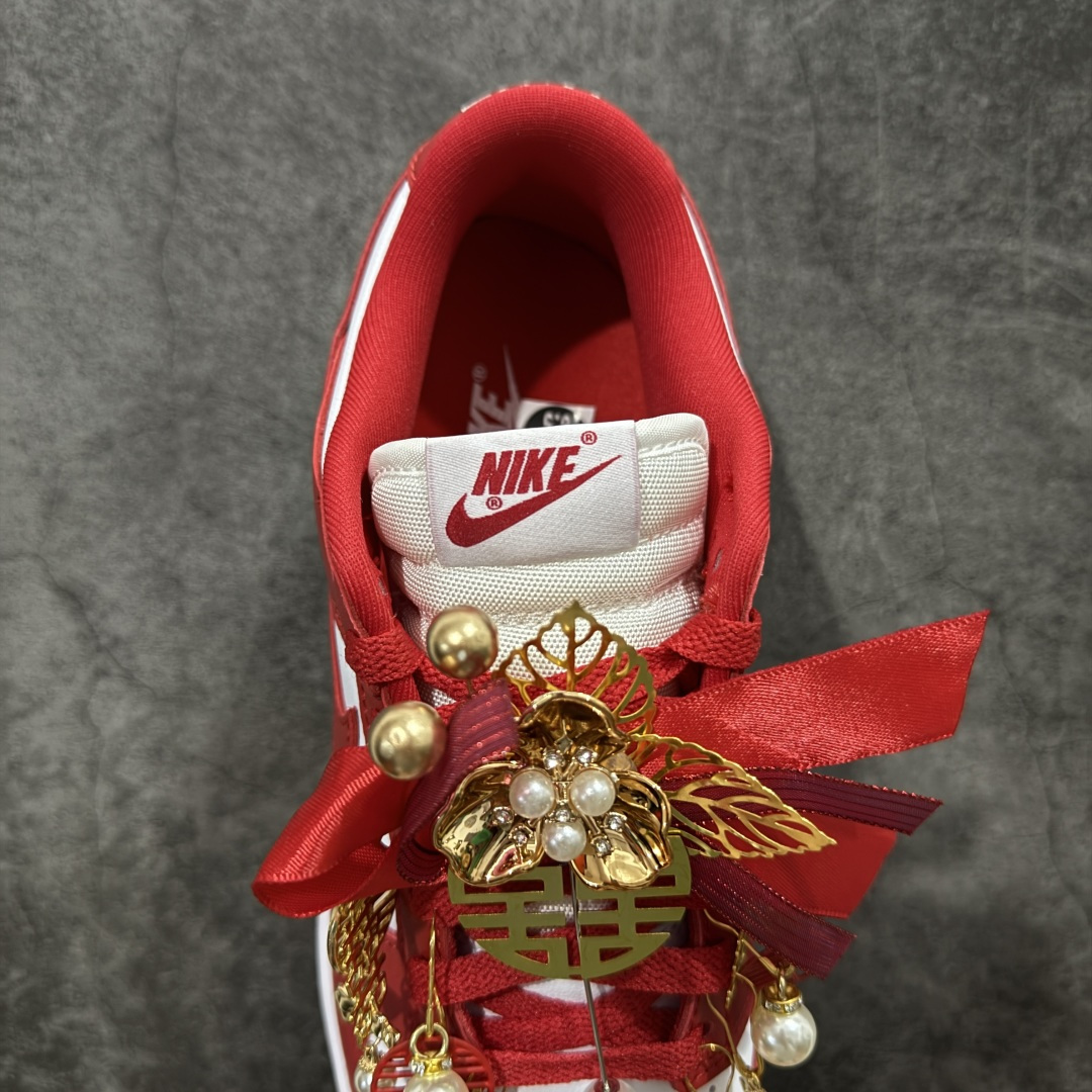 图片[8]-【纯原礼盒版本】NK Dunk Low 低帮 秀禾婚鞋新配色 执子之手 相濡以沫 货号：CU1727-100 该定制版球鞋选用原鞋款为Dunk SB系列球鞋，灵感来自中式婚庆，保留原鞋灰白红基调的基础上，叠加红色丝绒鞋带、增加整体的质感。配饰有双喜金属小挂件，再次呼应主题，呈现出中式婚礼的喜庆、庄重、雅致！鞋面金属挂件及鞋头喜字均可拆卸，同时满足婚庆和日常穿搭需求。本产品所有图片均为实物拍摄，受环境、设备影响会存在微小的色彩差异。定制球鞋均为纯手工定制，满足日常穿戴需求，穿着过程尽量避免剧烈运动和锐物划伤、避免使用高浓度的有机溶剂进行擦洗。 尺码：35.5 36 36.5 37.5 38 38.5 39 40 40.5 41 42 42.5 43 44 44.5 45 46-选品中心