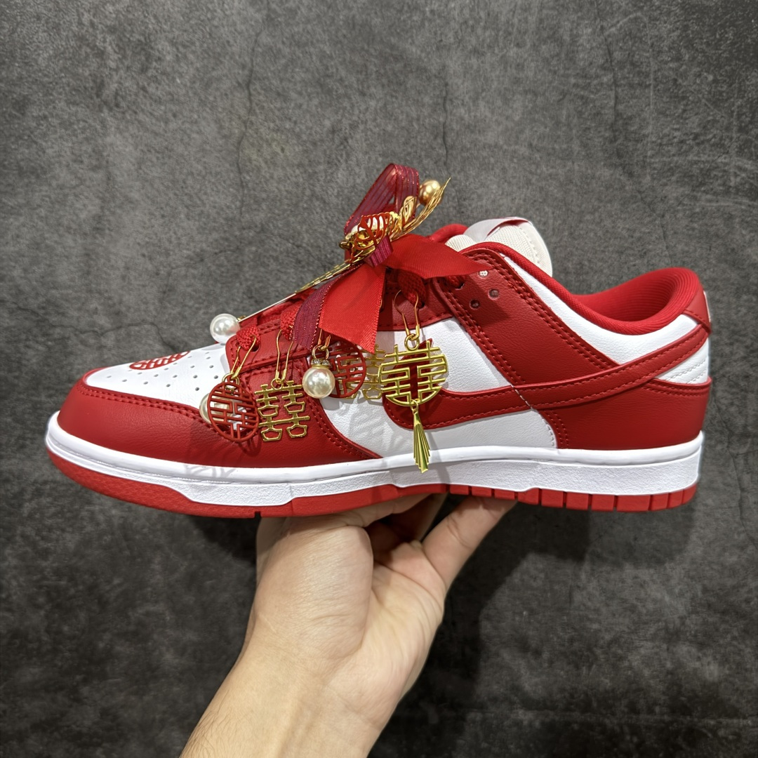 图片[2]-【纯原礼盒版本】NK Dunk Low 低帮 秀禾婚鞋新配色 执子之手 相濡以沫 货号：CU1727-100 该定制版球鞋选用原鞋款为Dunk SB系列球鞋，灵感来自中式婚庆，保留原鞋灰白红基调的基础上，叠加红色丝绒鞋带、增加整体的质感。配饰有双喜金属小挂件，再次呼应主题，呈现出中式婚礼的喜庆、庄重、雅致！鞋面金属挂件及鞋头喜字均可拆卸，同时满足婚庆和日常穿搭需求。本产品所有图片均为实物拍摄，受环境、设备影响会存在微小的色彩差异。定制球鞋均为纯手工定制，满足日常穿戴需求，穿着过程尽量避免剧烈运动和锐物划伤、避免使用高浓度的有机溶剂进行擦洗。 尺码：35.5 36 36.5 37.5 38 38.5 39 40 40.5 41 42 42.5 43 44 44.5 45 46-选品中心
