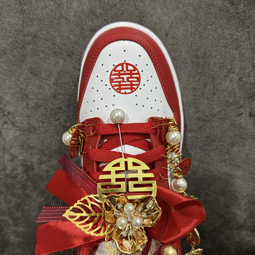 图片[5]-【纯原礼盒版本】NK Dunk Low 低帮 秀禾婚鞋新配色 执子之手 相濡以沫 货号：CU1727-100 该定制版球鞋选用原鞋款为Dunk SB系列球鞋，灵感来自中式婚庆，保留原鞋灰白红基调的基础上，叠加红色丝绒鞋带、增加整体的质感。配饰有双喜金属小挂件，再次呼应主题，呈现出中式婚礼的喜庆、庄重、雅致！鞋面金属挂件及鞋头喜字均可拆卸，同时满足婚庆和日常穿搭需求。本产品所有图片均为实物拍摄，受环境、设备影响会存在微小的色彩差异。定制球鞋均为纯手工定制，满足日常穿戴需求，穿着过程尽量避免剧烈运动和锐物划伤、避免使用高浓度的有机溶剂进行擦洗。 尺码：35.5 36 36.5 37.5 38 38.5 39 40 40.5 41 42 42.5 43 44 44.5 45 46-选品中心