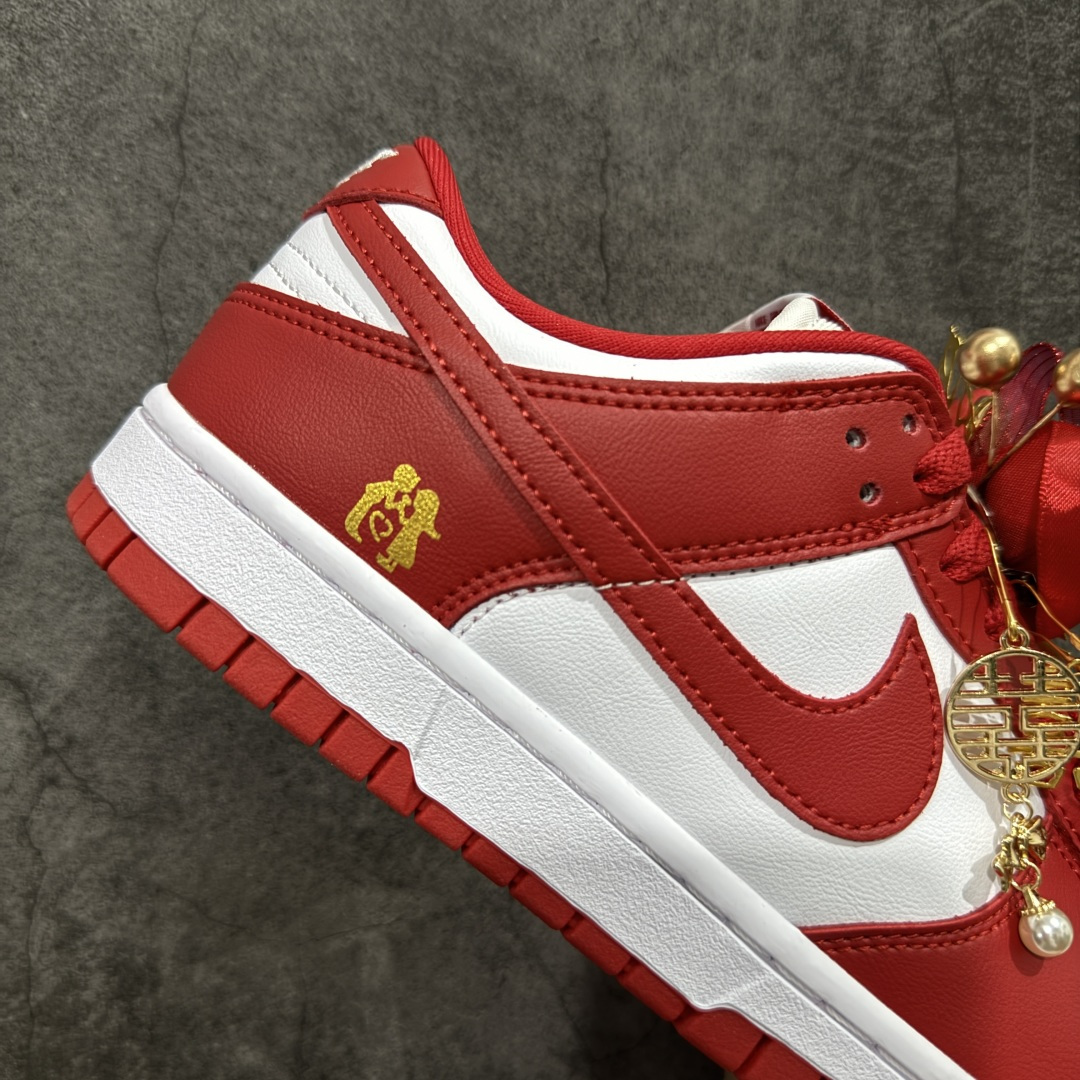 图片[7]-【纯原礼盒版本】NK Dunk Low 低帮 秀禾婚鞋新配色 执子之手 相濡以沫 货号：CU1727-100 该定制版球鞋选用原鞋款为Dunk SB系列球鞋，灵感来自中式婚庆，保留原鞋灰白红基调的基础上，叠加红色丝绒鞋带、增加整体的质感。配饰有双喜金属小挂件，再次呼应主题，呈现出中式婚礼的喜庆、庄重、雅致！鞋面金属挂件及鞋头喜字均可拆卸，同时满足婚庆和日常穿搭需求。本产品所有图片均为实物拍摄，受环境、设备影响会存在微小的色彩差异。定制球鞋均为纯手工定制，满足日常穿戴需求，穿着过程尽量避免剧烈运动和锐物划伤、避免使用高浓度的有机溶剂进行擦洗。 尺码：35.5 36 36.5 37.5 38 38.5 39 40 40.5 41 42 42.5 43 44 44.5 45 46-选品中心