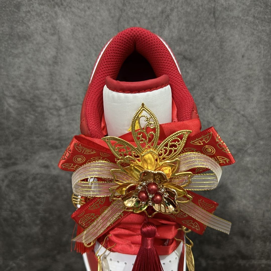 图片[8]-【纯原礼盒版本】Air Jordan 1 Low\”Wedding\”乔丹AJ1低帮秀禾婚鞋货号：553558-607 该定制版球鞋选用原鞋款为AJ1系列球鞋，灵感来自中式婚庆，保留原鞋灰白红基调的基础上，叠加红色丝绒鞋带、增加整体的质感。配饰有双喜金属小挂件，再次呼应主题，呈现出中式婚礼的喜庆、庄重、雅致！鞋面金属挂件及鞋头喜字均可拆卸，同时满足婚庆和日常穿搭需求。本产品所有图片均为实物拍摄，受环境、设备影响会存在微小的色彩差异。定制球鞋均为纯手工定制，满足日常穿戴需求，穿着过程尽量避免剧烈运动和锐物划伤、避免使用高浓度的有机溶剂进行擦洗。 尺码：35.5 36 36.5 37.5 38 38.5 39 40 40.5 41 42 42.5 43 44 44.5 45 46-选品中心