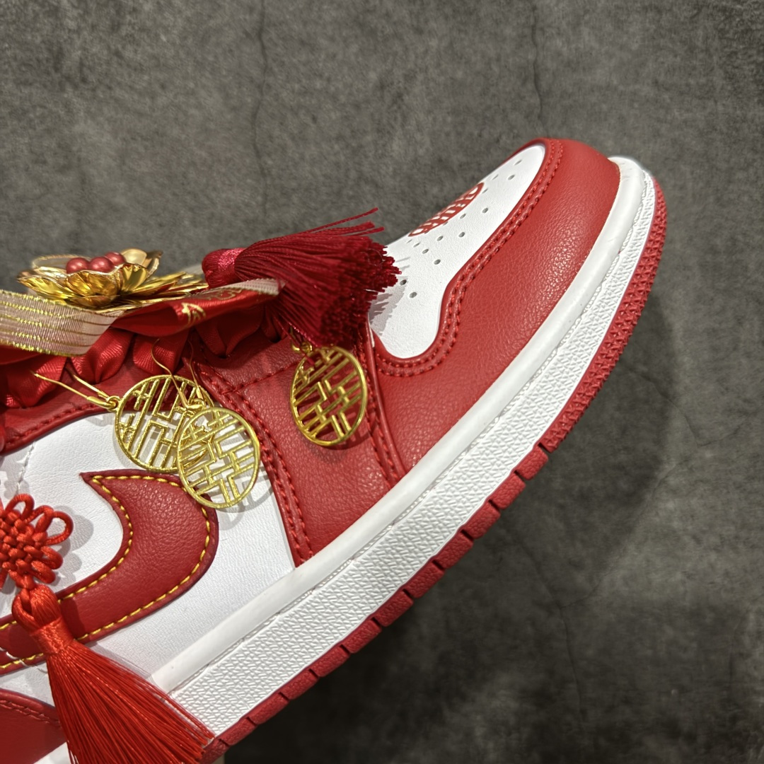 图片[6]-【纯原礼盒版本】Air Jordan 1 Low\”Wedding\”乔丹AJ1低帮秀禾婚鞋货号：553558-607 该定制版球鞋选用原鞋款为AJ1系列球鞋，灵感来自中式婚庆，保留原鞋灰白红基调的基础上，叠加红色丝绒鞋带、增加整体的质感。配饰有双喜金属小挂件，再次呼应主题，呈现出中式婚礼的喜庆、庄重、雅致！鞋面金属挂件及鞋头喜字均可拆卸，同时满足婚庆和日常穿搭需求。本产品所有图片均为实物拍摄，受环境、设备影响会存在微小的色彩差异。定制球鞋均为纯手工定制，满足日常穿戴需求，穿着过程尽量避免剧烈运动和锐物划伤、避免使用高浓度的有机溶剂进行擦洗。 尺码：35.5 36 36.5 37.5 38 38.5 39 40 40.5 41 42 42.5 43 44 44.5 45 46-选品中心
