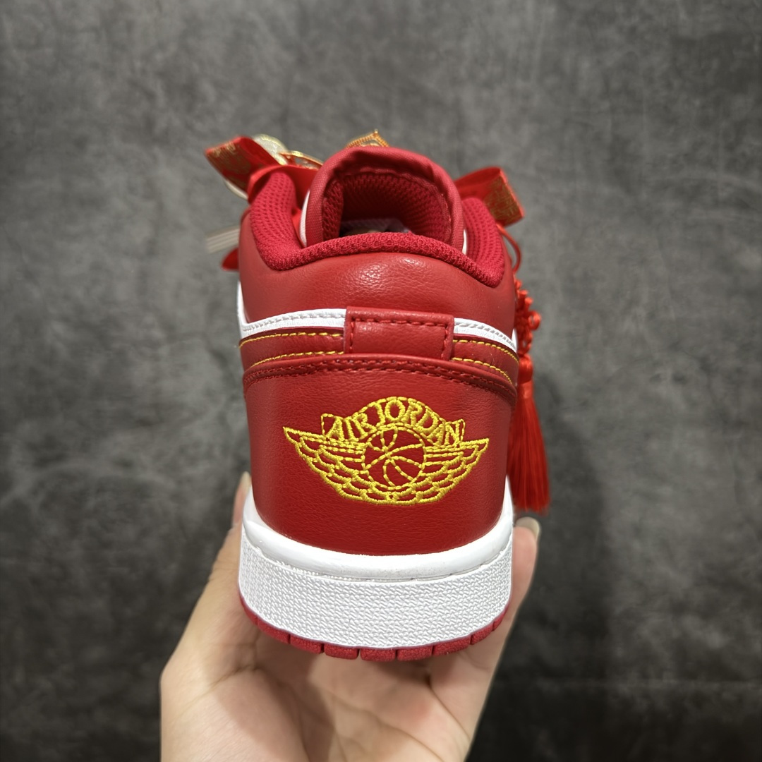 图片[4]-【纯原礼盒版本】Air Jordan 1 Low\”Wedding\”乔丹AJ1低帮秀禾婚鞋货号：553558-607 该定制版球鞋选用原鞋款为AJ1系列球鞋，灵感来自中式婚庆，保留原鞋灰白红基调的基础上，叠加红色丝绒鞋带、增加整体的质感。配饰有双喜金属小挂件，再次呼应主题，呈现出中式婚礼的喜庆、庄重、雅致！鞋面金属挂件及鞋头喜字均可拆卸，同时满足婚庆和日常穿搭需求。本产品所有图片均为实物拍摄，受环境、设备影响会存在微小的色彩差异。定制球鞋均为纯手工定制，满足日常穿戴需求，穿着过程尽量避免剧烈运动和锐物划伤、避免使用高浓度的有机溶剂进行擦洗。 尺码：35.5 36 36.5 37.5 38 38.5 39 40 40.5 41 42 42.5 43 44 44.5 45 46-选品中心