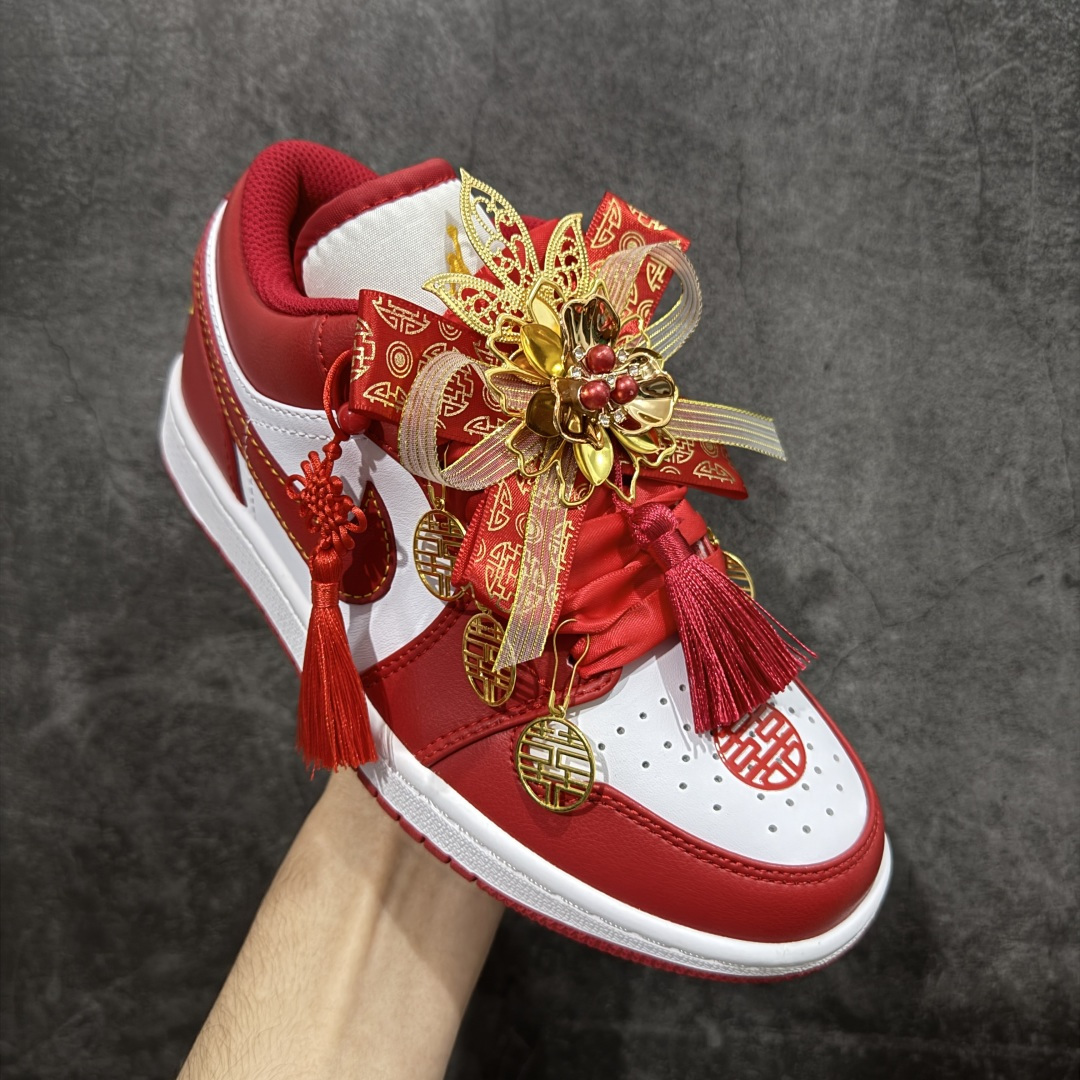 图片[3]-【纯原礼盒版本】Air Jordan 1 Low\”Wedding\”乔丹AJ1低帮秀禾婚鞋货号：553558-607 该定制版球鞋选用原鞋款为AJ1系列球鞋，灵感来自中式婚庆，保留原鞋灰白红基调的基础上，叠加红色丝绒鞋带、增加整体的质感。配饰有双喜金属小挂件，再次呼应主题，呈现出中式婚礼的喜庆、庄重、雅致！鞋面金属挂件及鞋头喜字均可拆卸，同时满足婚庆和日常穿搭需求。本产品所有图片均为实物拍摄，受环境、设备影响会存在微小的色彩差异。定制球鞋均为纯手工定制，满足日常穿戴需求，穿着过程尽量避免剧烈运动和锐物划伤、避免使用高浓度的有机溶剂进行擦洗。 尺码：35.5 36 36.5 37.5 38 38.5 39 40 40.5 41 42 42.5 43 44 44.5 45 46-选品中心