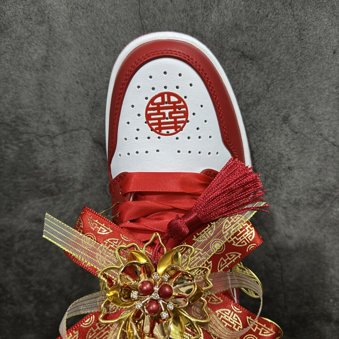 图片[5]-【纯原礼盒版本】Air Jordan 1 Low\”Wedding\”乔丹AJ1低帮秀禾婚鞋货号：553558-607 该定制版球鞋选用原鞋款为AJ1系列球鞋，灵感来自中式婚庆，保留原鞋灰白红基调的基础上，叠加红色丝绒鞋带、增加整体的质感。配饰有双喜金属小挂件，再次呼应主题，呈现出中式婚礼的喜庆、庄重、雅致！鞋面金属挂件及鞋头喜字均可拆卸，同时满足婚庆和日常穿搭需求。本产品所有图片均为实物拍摄，受环境、设备影响会存在微小的色彩差异。定制球鞋均为纯手工定制，满足日常穿戴需求，穿着过程尽量避免剧烈运动和锐物划伤、避免使用高浓度的有机溶剂进行擦洗。 尺码：35.5 36 36.5 37.5 38 38.5 39 40 40.5 41 42 42.5 43 44 44.5 45 46-选品中心