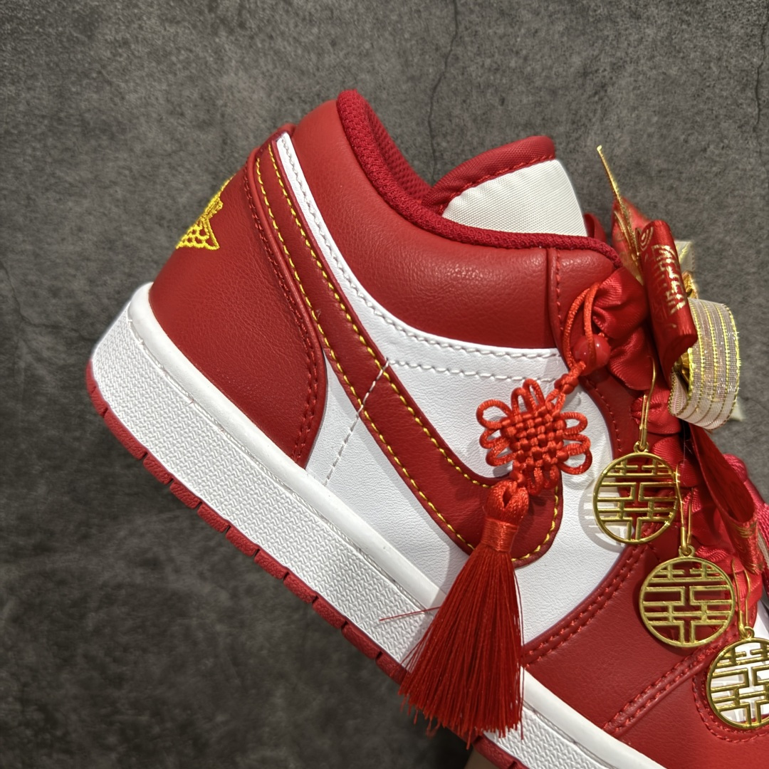 图片[7]-【纯原礼盒版本】Air Jordan 1 Low\”Wedding\”乔丹AJ1低帮秀禾婚鞋货号：553558-607 该定制版球鞋选用原鞋款为AJ1系列球鞋，灵感来自中式婚庆，保留原鞋灰白红基调的基础上，叠加红色丝绒鞋带、增加整体的质感。配饰有双喜金属小挂件，再次呼应主题，呈现出中式婚礼的喜庆、庄重、雅致！鞋面金属挂件及鞋头喜字均可拆卸，同时满足婚庆和日常穿搭需求。本产品所有图片均为实物拍摄，受环境、设备影响会存在微小的色彩差异。定制球鞋均为纯手工定制，满足日常穿戴需求，穿着过程尽量避免剧烈运动和锐物划伤、避免使用高浓度的有机溶剂进行擦洗。 尺码：35.5 36 36.5 37.5 38 38.5 39 40 40.5 41 42 42.5 43 44 44.5 45 46-选品中心