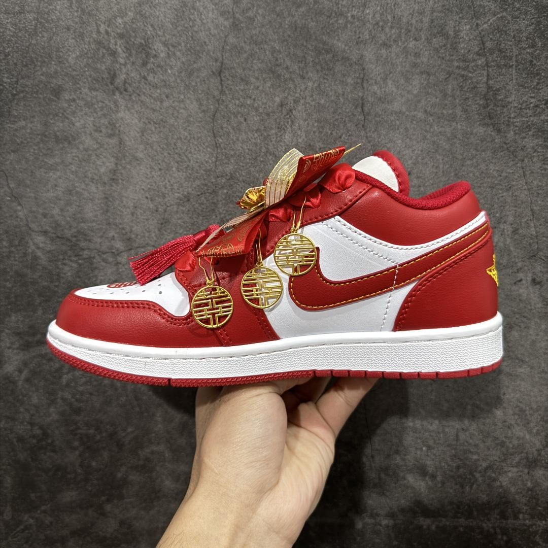 图片[2]-【纯原礼盒版本】Air Jordan 1 Low\”Wedding\”乔丹AJ1低帮秀禾婚鞋货号：553558-607 该定制版球鞋选用原鞋款为AJ1系列球鞋，灵感来自中式婚庆，保留原鞋灰白红基调的基础上，叠加红色丝绒鞋带、增加整体的质感。配饰有双喜金属小挂件，再次呼应主题，呈现出中式婚礼的喜庆、庄重、雅致！鞋面金属挂件及鞋头喜字均可拆卸，同时满足婚庆和日常穿搭需求。本产品所有图片均为实物拍摄，受环境、设备影响会存在微小的色彩差异。定制球鞋均为纯手工定制，满足日常穿戴需求，穿着过程尽量避免剧烈运动和锐物划伤、避免使用高浓度的有机溶剂进行擦洗。 尺码：35.5 36 36.5 37.5 38 38.5 39 40 40.5 41 42 42.5 43 44 44.5 45 46-选品中心