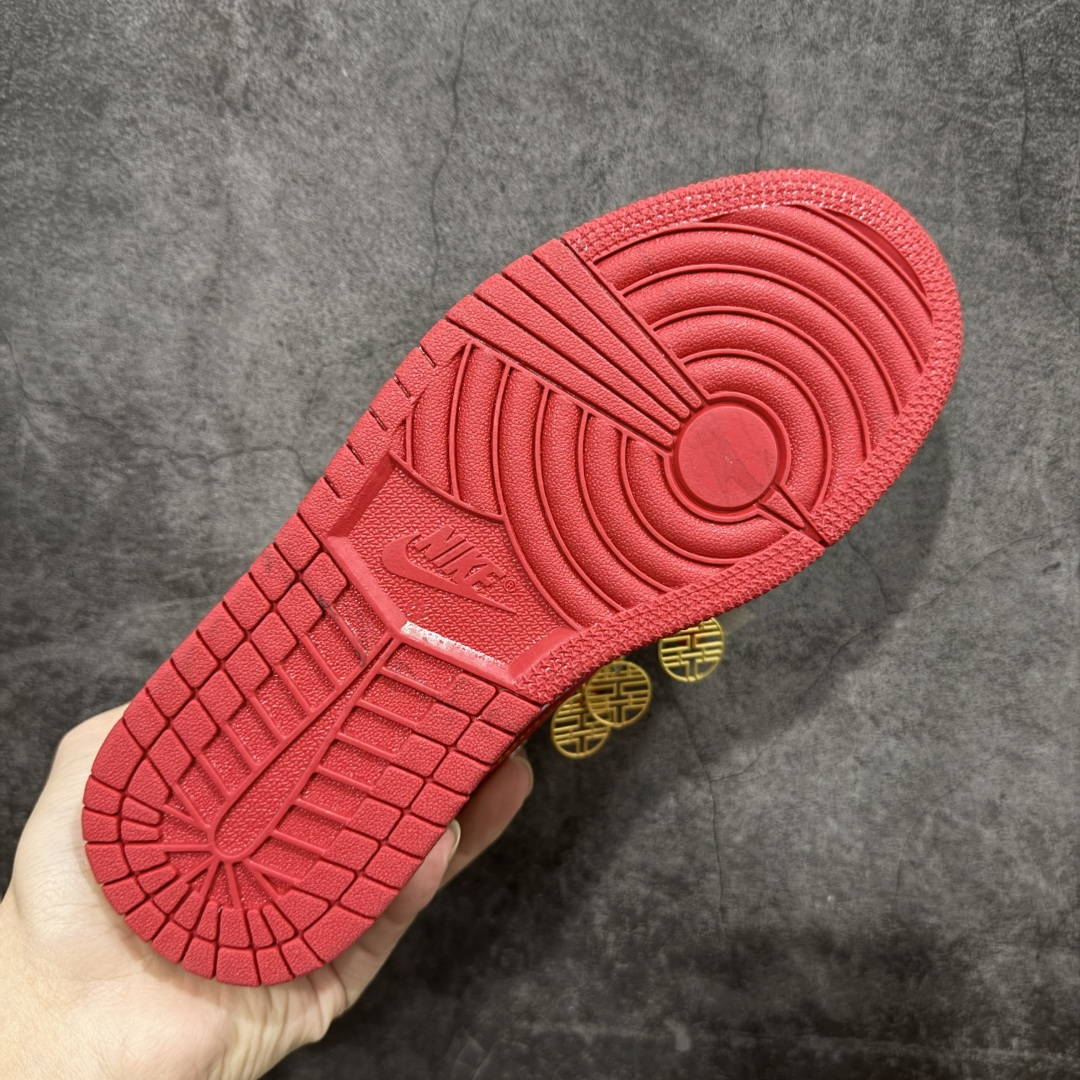 图片[9]-【纯原礼盒版本】Air Jordan 1 Low\”Wedding\”乔丹AJ1低帮秀禾婚鞋货号：553558-607 该定制版球鞋选用原鞋款为AJ1系列球鞋，灵感来自中式婚庆，保留原鞋灰白红基调的基础上，叠加红色丝绒鞋带、增加整体的质感。配饰有双喜金属小挂件，再次呼应主题，呈现出中式婚礼的喜庆、庄重、雅致！鞋面金属挂件及鞋头喜字均可拆卸，同时满足婚庆和日常穿搭需求。本产品所有图片均为实物拍摄，受环境、设备影响会存在微小的色彩差异。定制球鞋均为纯手工定制，满足日常穿戴需求，穿着过程尽量避免剧烈运动和锐物划伤、避免使用高浓度的有机溶剂进行擦洗。 尺码：35.5 36 36.5 37.5 38 38.5 39 40 40.5 41 42 42.5 43 44 44.5 45 46-选品中心