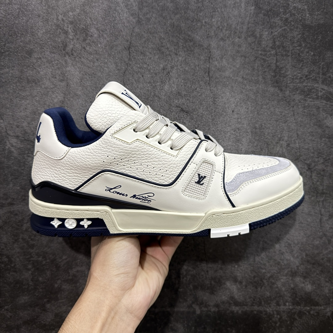 【ZOD版本】Louis Vuitton LV Trainer系列运动休闲板鞋 独家订单,从压花工艺、TPU胶片至大底制作,均采用独立开发的专属模具。定制皮料,细致还原原版纹路与光泽度,真正做到1:1对标原版。 真材实料,毫不妥协——克重与原鞋保持一致,上手一掂便知,原鞋的压手感,扎实分量与质感。市面上许多版本为控制成本,克重往往偏轻很多. 看货说话,真正原汁原味,不惧对比。懂行的大哥请看过来,市面上流通的各个版本任你比对,我们信心十足,静候您的检验。 尺码:35-46-选品中心