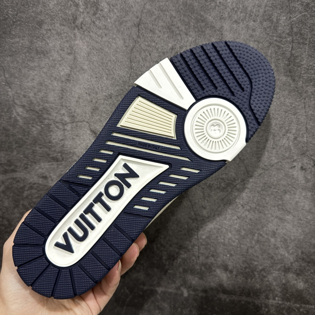 图片[9]-【ZOD版本】Louis Vuitton LV Trainer系列运动休闲板鞋 独家订单，从压花工艺、TPU胶片至大底制作，均采用独立开发的专属模具。定制皮料，细致还原原版纹路与光泽度，真正做到1：1对标原版。 真材实料，毫不妥协——克重与原鞋保持一致，上手一掂便知，原鞋的压手感，扎实分量与质感。市面上许多版本为控制成本，克重往往偏轻很多. 看货说话，真正原汁原味，不惧对比。懂行的大哥请看过来，市面上流通的各个版本任你比对，我们信心十足，静候您的检验。 尺码：35-46-选品中心