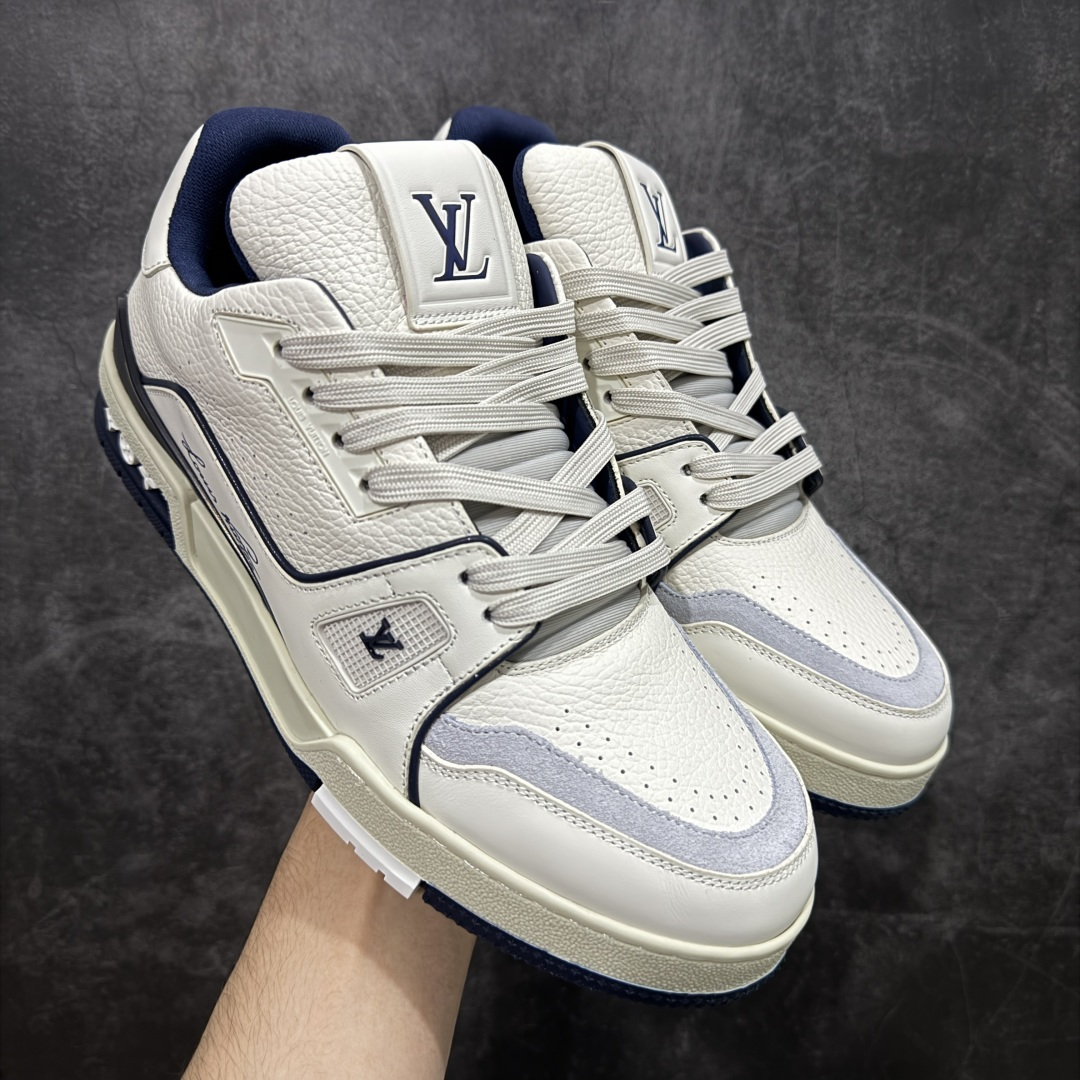 【ZOD版本】Louis Vuitton LV Trainer系列运动休闲板鞋 独家订单,从压花工艺、TPU胶片至大底制作,均采用独立开发的专属模具。定制皮料,细致还原原版纹路与光泽度,真正做到1:1对标原版。 真材实料,毫不妥协——克重与原鞋保持一致,上手一掂便知,原鞋的压手感,扎实分量与质感。市面上许多版本为控制成本,克重往往偏轻很多. 看货说话,真正原汁原味,不惧对比。懂行的大哥请看过来,市面上流通的各个版本任你比对,我们信心十足,静候您的检验。 尺码:35-46-选品中心